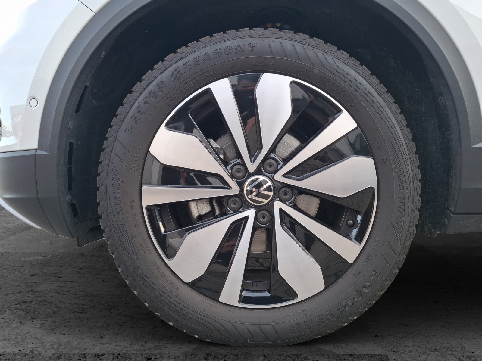 Fahrzeugabbildung Volkswagen T-Roc TSI Goal LED Navi AID ACC Park-Assist SH 17