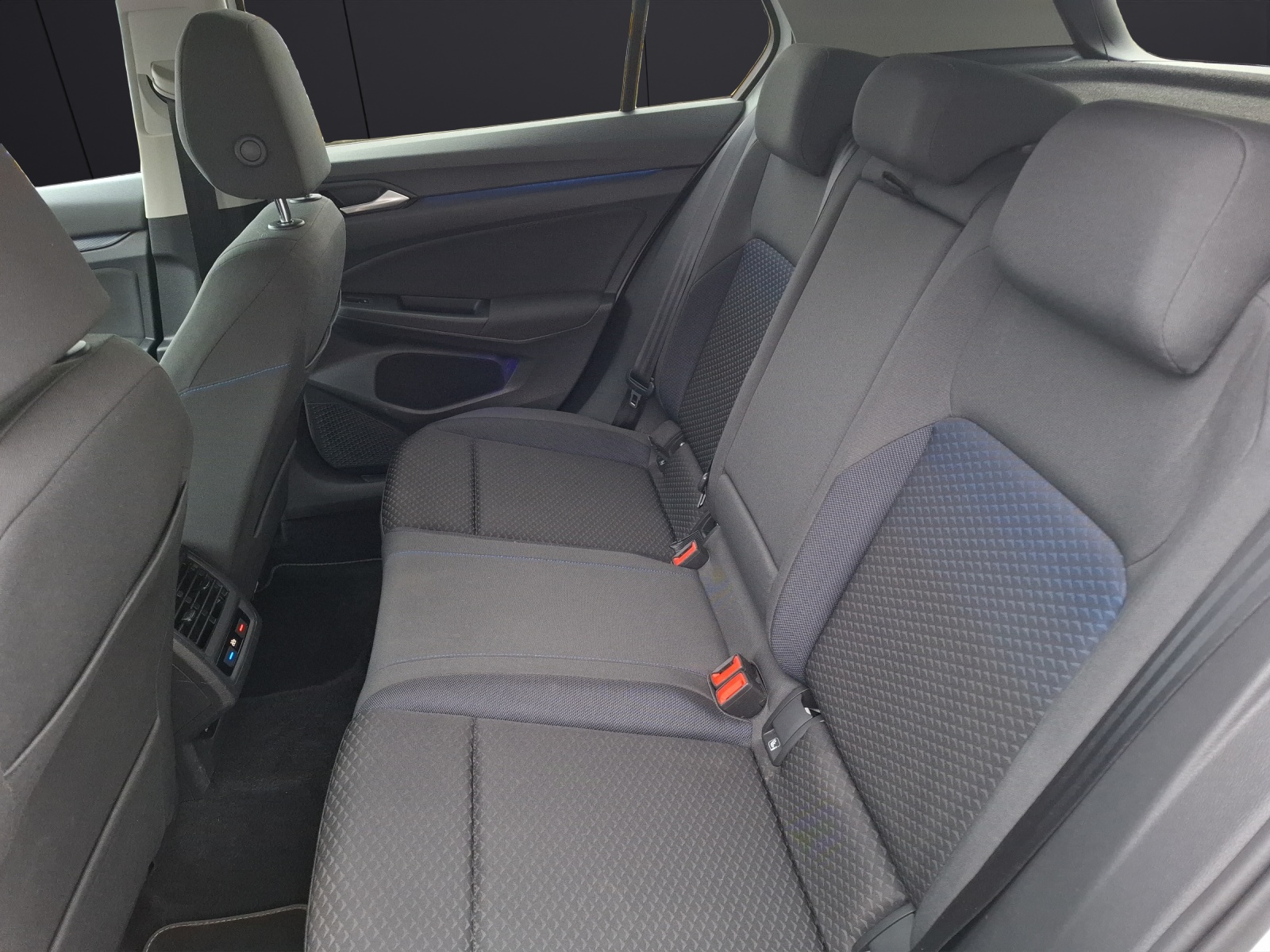 Fahrzeugabbildung Volkswagen Golf VIII TSI United LED Navi AID PDC SH LM