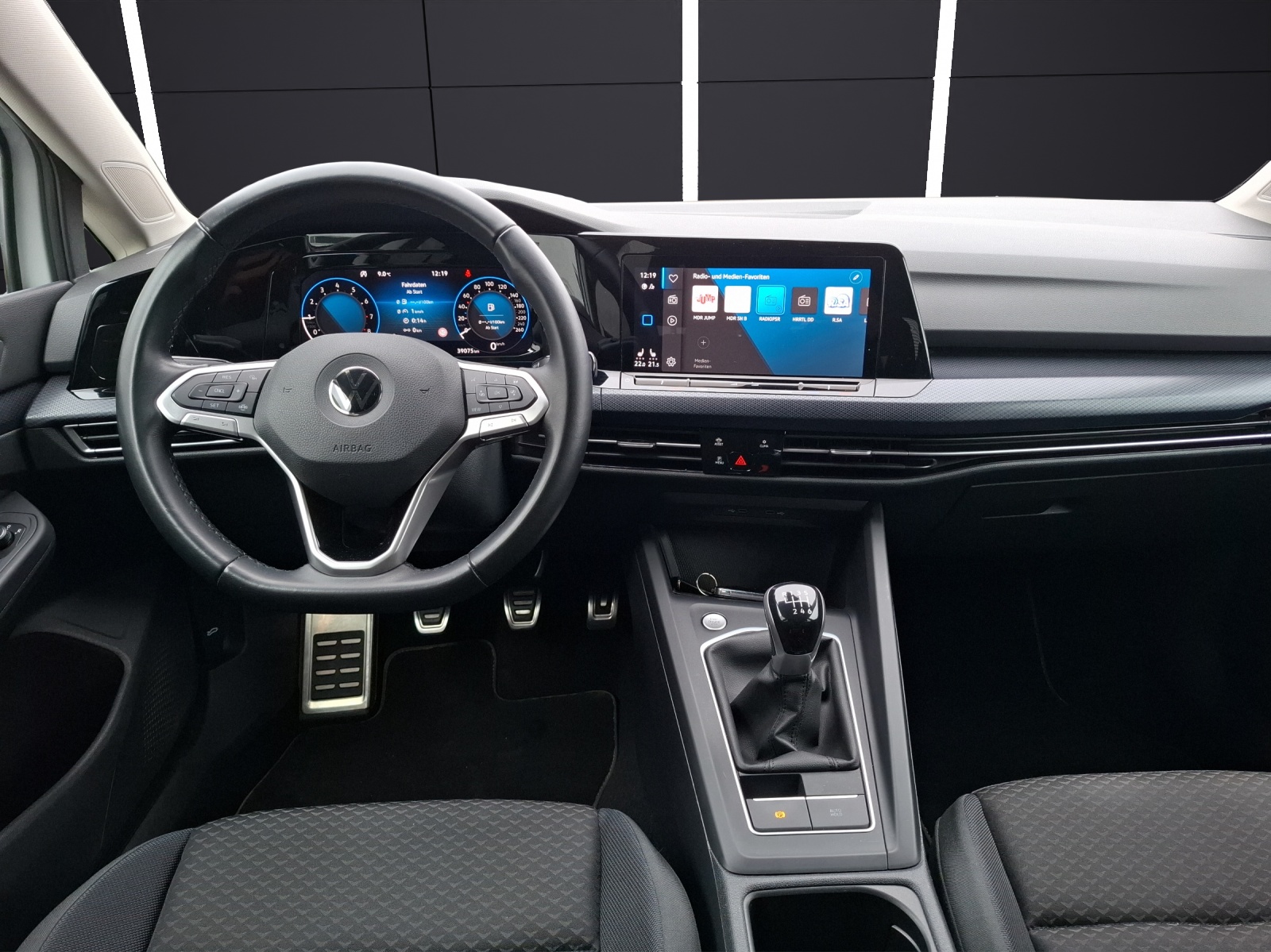 Fahrzeugabbildung Volkswagen Golf VIII TSI United LED Navi AID PDC SH LM