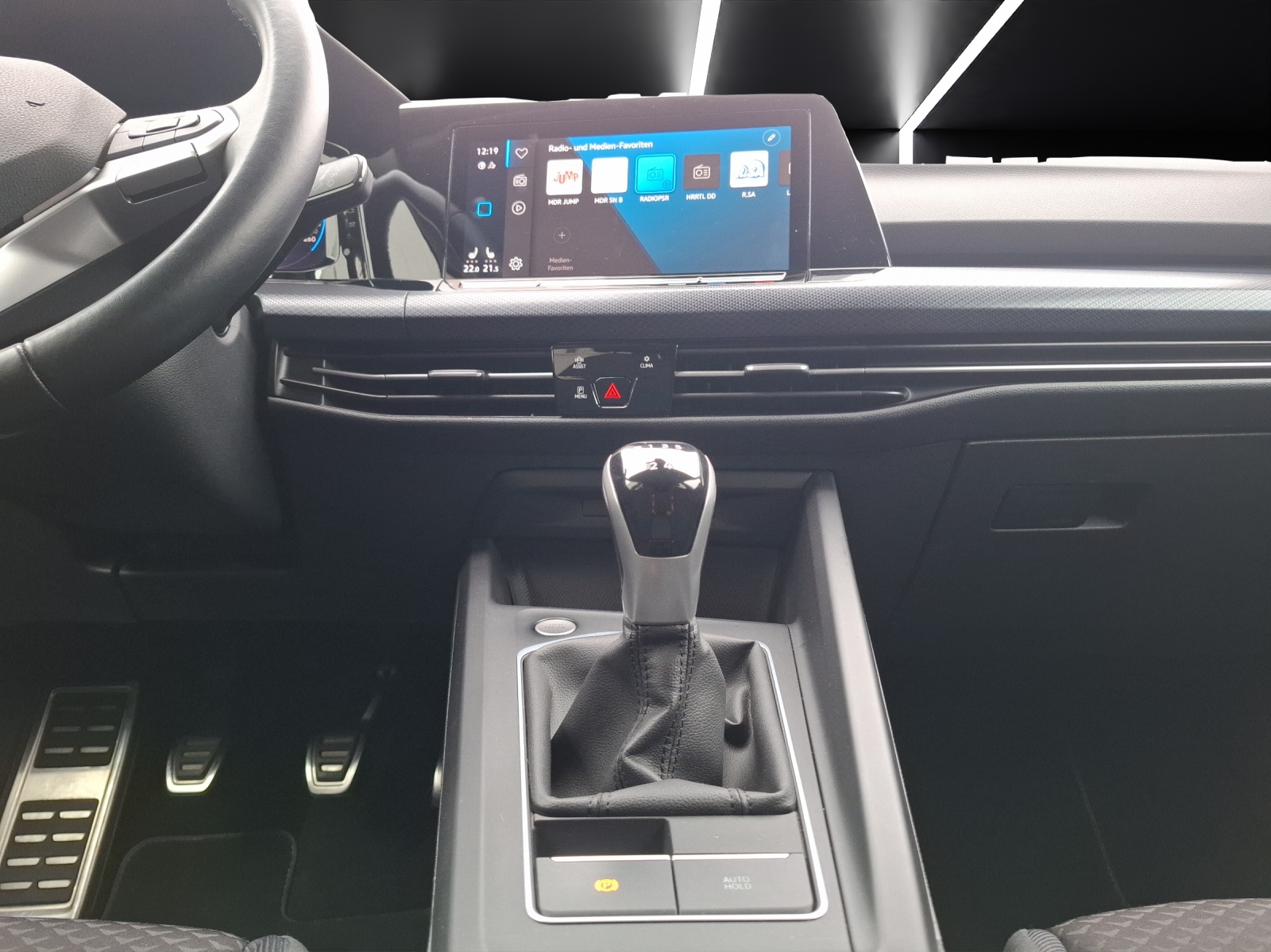 Fahrzeugabbildung Volkswagen Golf VIII TSI United LED Navi AID PDC SH LM