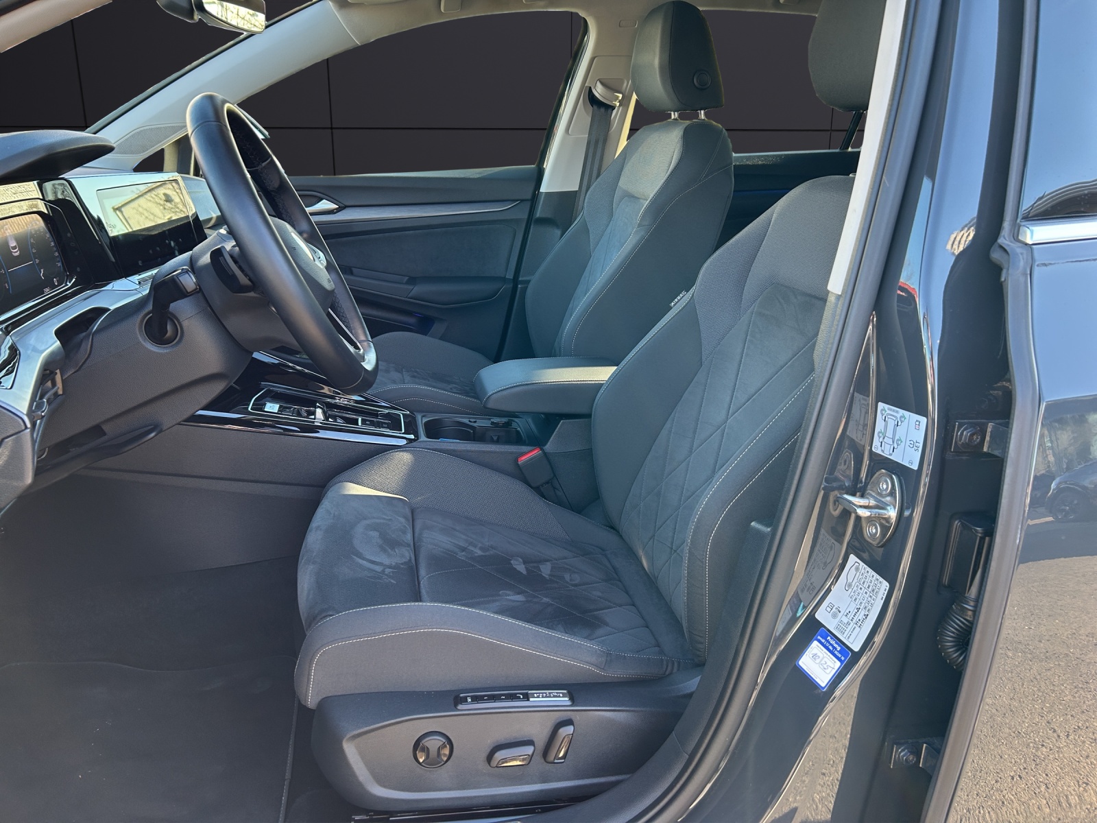 Fahrzeugabbildung Volkswagen Golf VIII eHybrid Style DSG Matrix Navi AID ACC Park-Assist SH