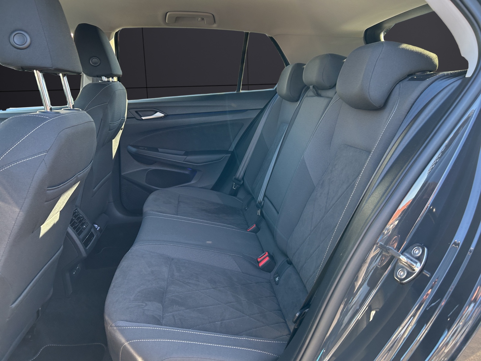 Fahrzeugabbildung Volkswagen Golf VIII eHybrid Style DSG Matrix Navi AID ACC Park-Assist SH