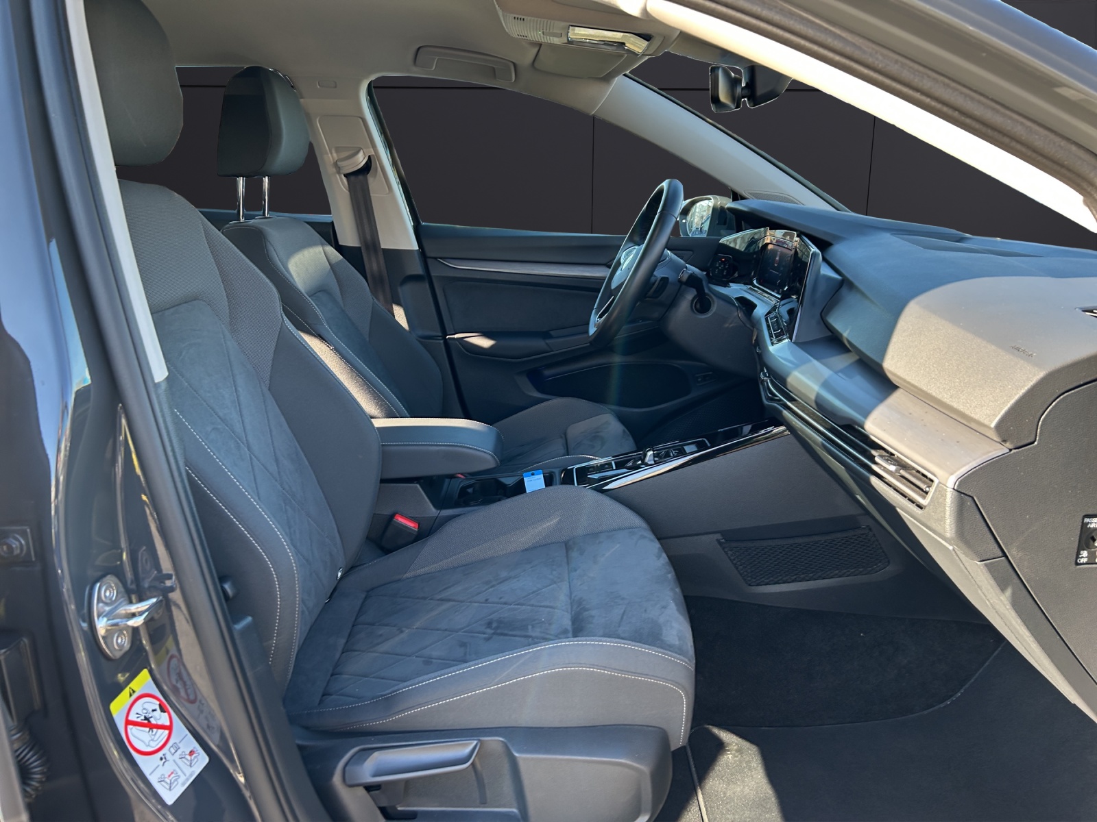 Fahrzeugabbildung Volkswagen Golf VIII eHybrid Style DSG Matrix Navi AID ACC Park-Assist SH