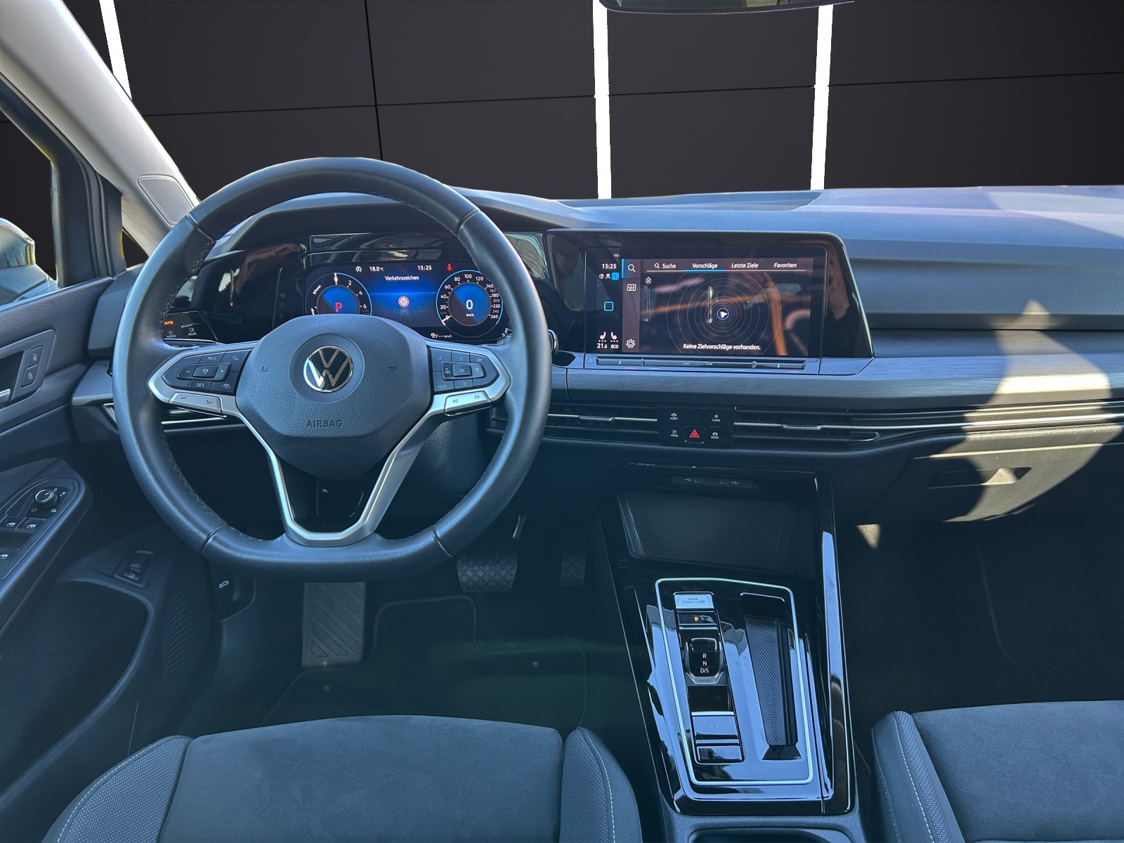 Fahrzeugabbildung Volkswagen Golf VIII eHybrid Style DSG Matrix Navi AID ACC Park-Assist SH