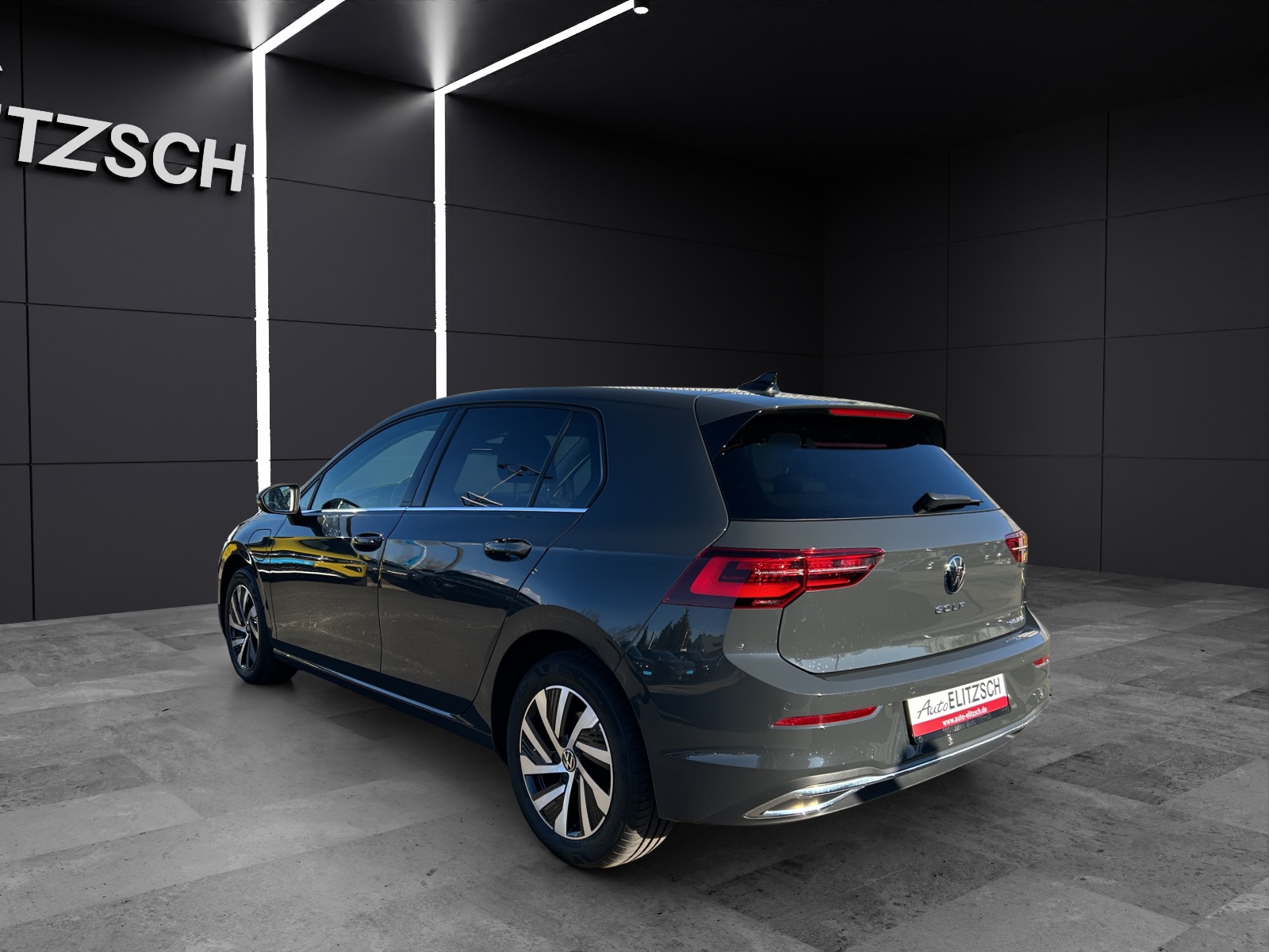 Fahrzeugabbildung Volkswagen Golf VIII eHybrid Style DSG Matrix Navi AID ACC Park-Assist SH