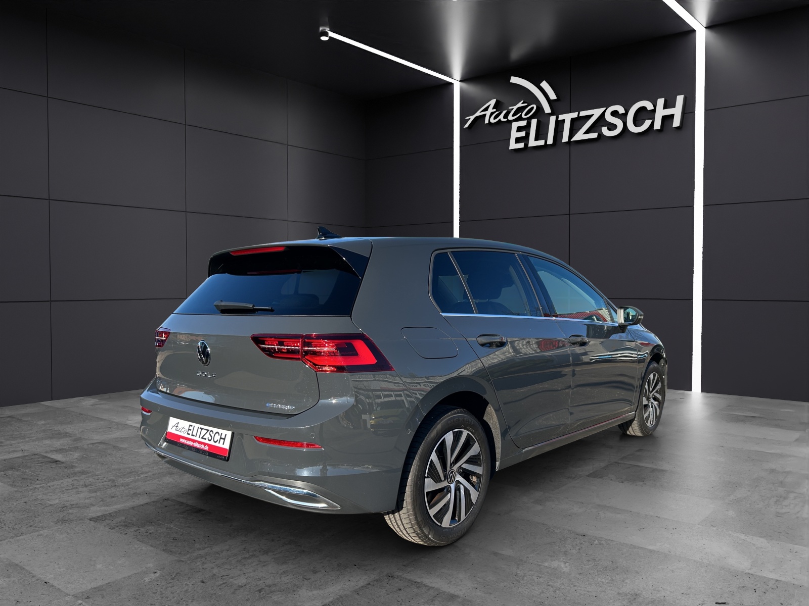 Fahrzeugabbildung Volkswagen Golf VIII eHybrid Style DSG Matrix Navi AID ACC Park-Assist SH