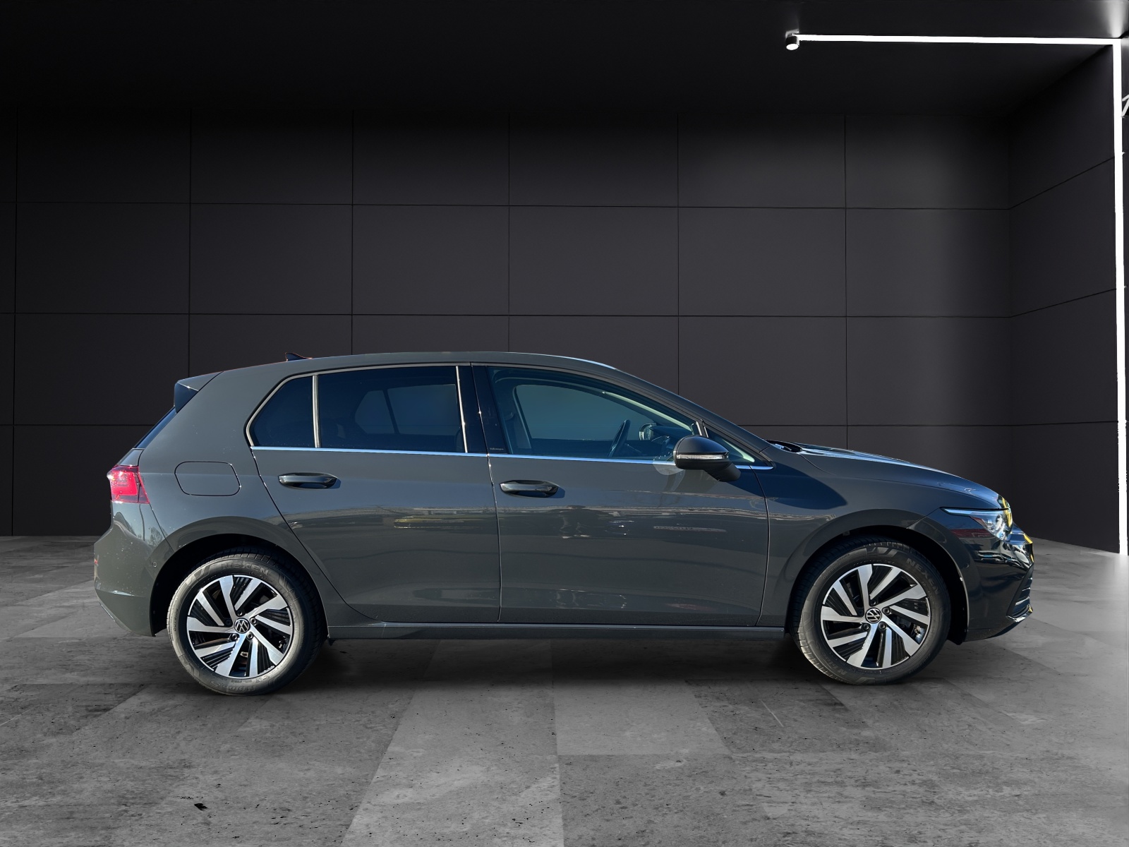 Fahrzeugabbildung Volkswagen Golf VIII eHybrid Style DSG Matrix Navi AID ACC Park-Assist SH