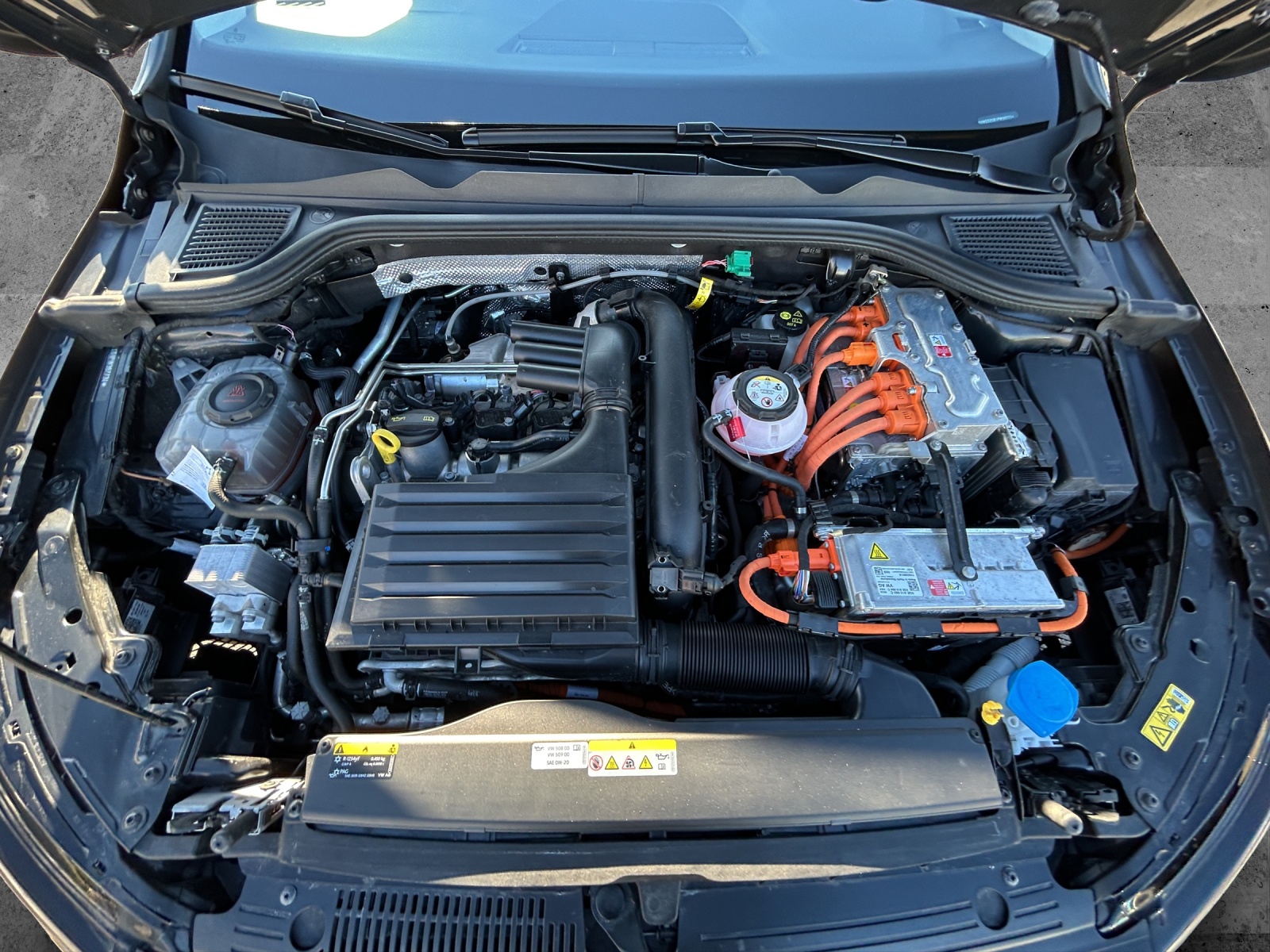 Fahrzeugabbildung Volkswagen Golf VIII eHybrid Style DSG Matrix Navi AID ACC Park-Assist SH