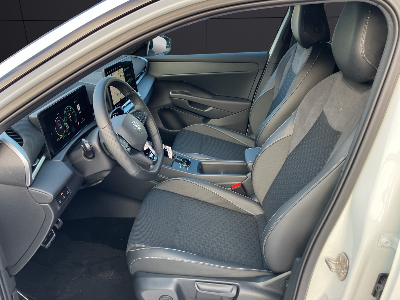 Fahrzeugabbildung Volkswagen T-Roc R-Line-Black-Style Head Up NAVI DAB ACC