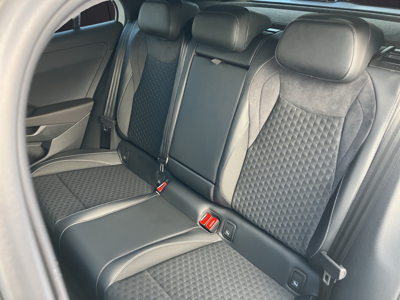 Fahrzeugabbildung Volkswagen T-Roc R-Line-Black-Style Head Up NAVI DAB ACC