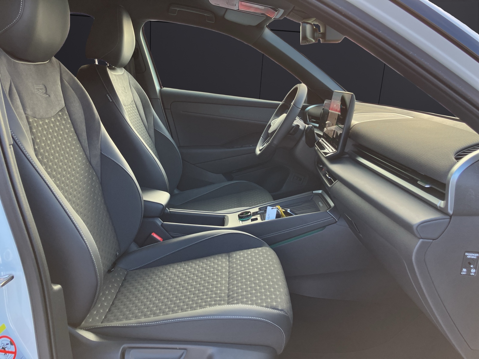 Fahrzeugabbildung Volkswagen T-Roc R-Line-Black-Style Head Up NAVI DAB ACC