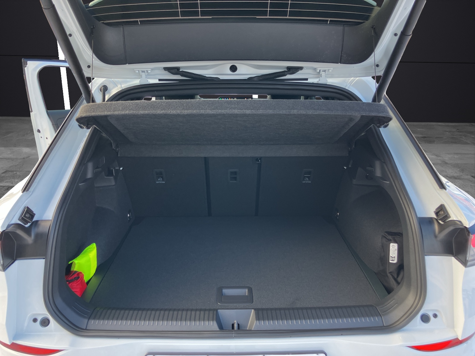 Fahrzeugabbildung Volkswagen T-Roc R-Line-Black-Style Head Up NAVI DAB ACC