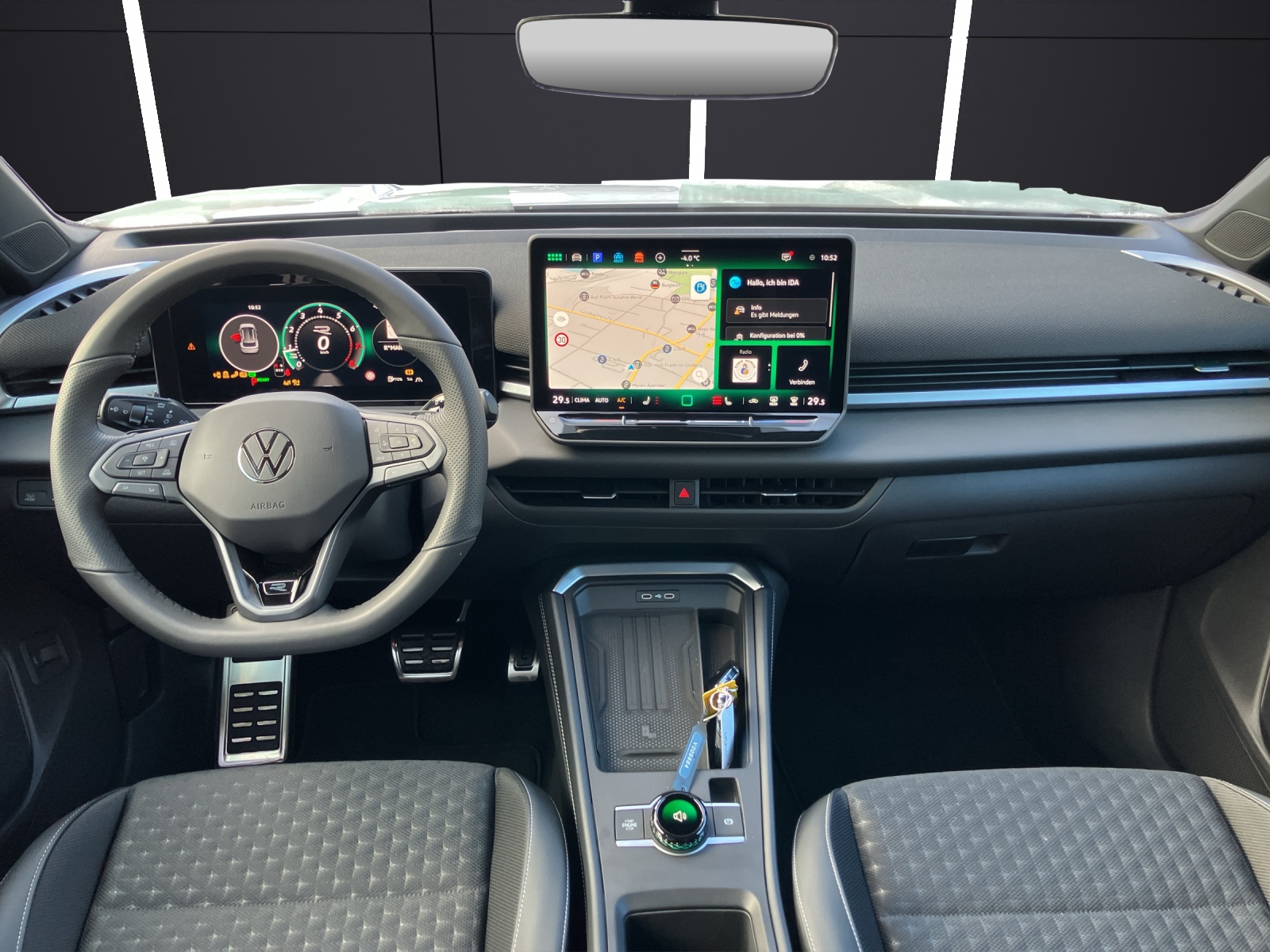 Fahrzeugabbildung Volkswagen T-Roc R-Line-Black-Style Head Up NAVI DAB ACC