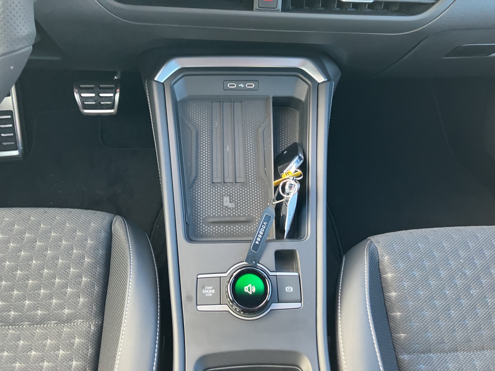 Fahrzeugabbildung Volkswagen T-Roc R-Line-Black-Style Head Up NAVI DAB ACC