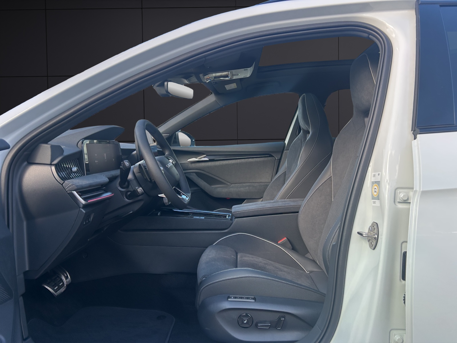 Fahrzeugabbildung SKODA Superb Combi 1.5 TSI iV Sportline DSG AHZV PANO MATRIX HEAD UP ACC