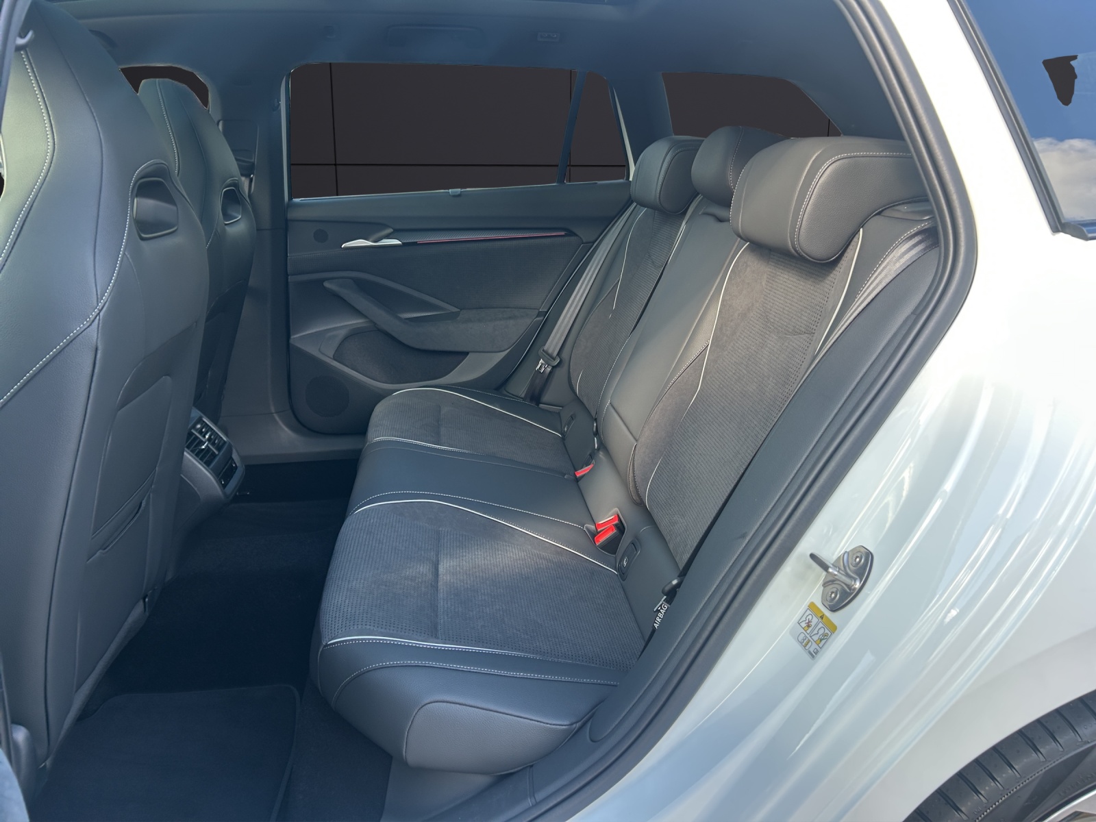 Fahrzeugabbildung SKODA Superb Combi 1.5 TSI iV Sportline DSG AHZV PANO MATRIX HEAD UP ACC