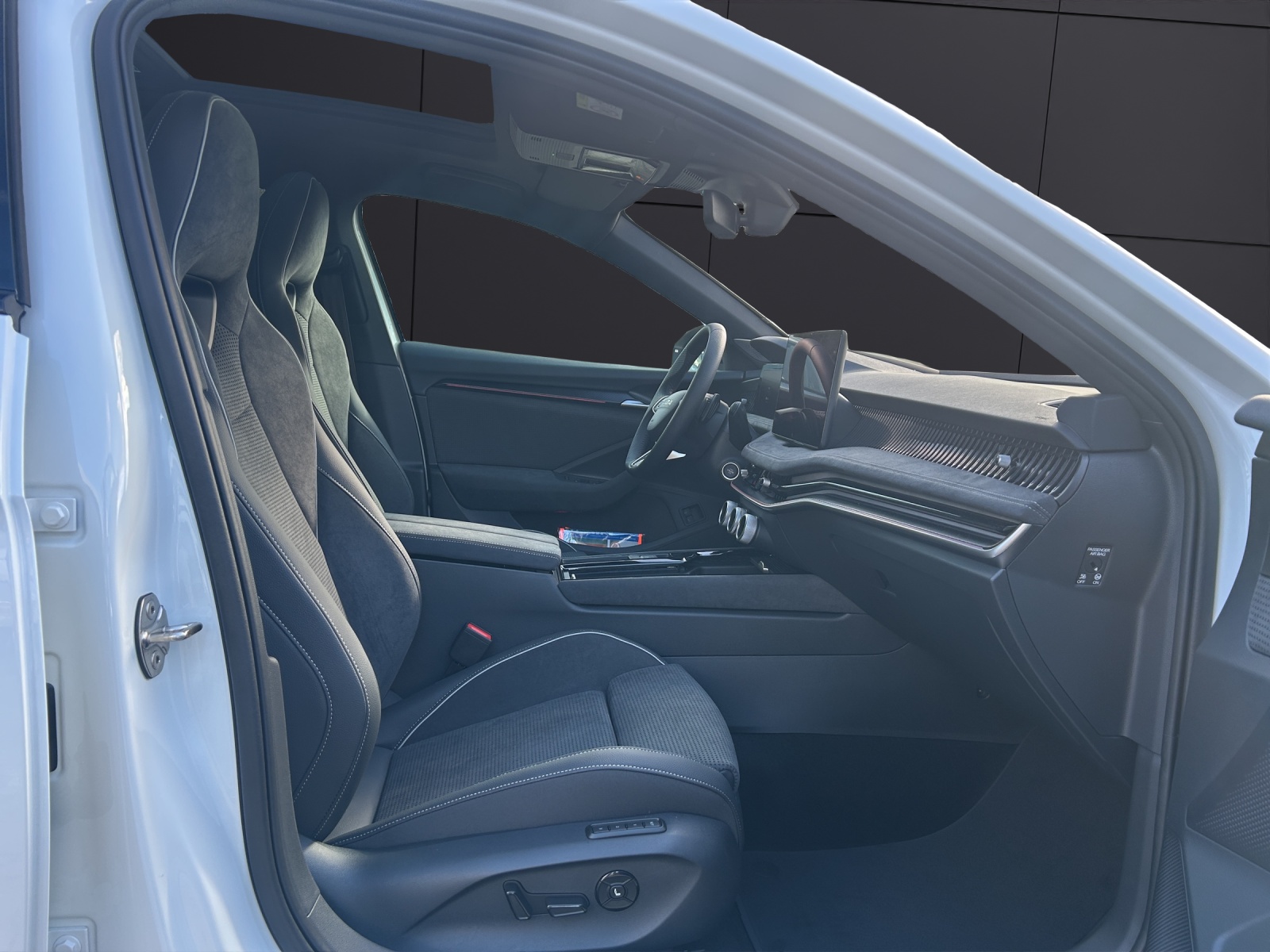 Fahrzeugabbildung SKODA Superb Combi 1.5 TSI iV Sportline DSG AHZV PANO MATRIX HEAD UP ACC