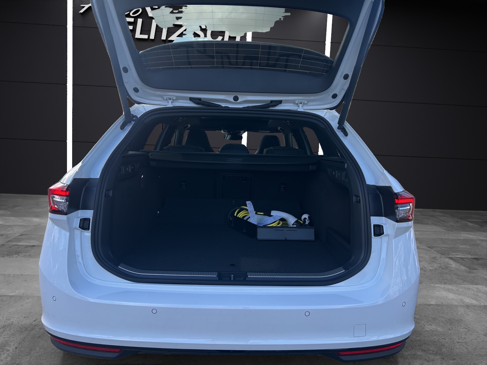 Fahrzeugabbildung SKODA Superb Combi 1.5 TSI iV Sportline DSG AHZV PANO MATRIX HEAD UP ACC