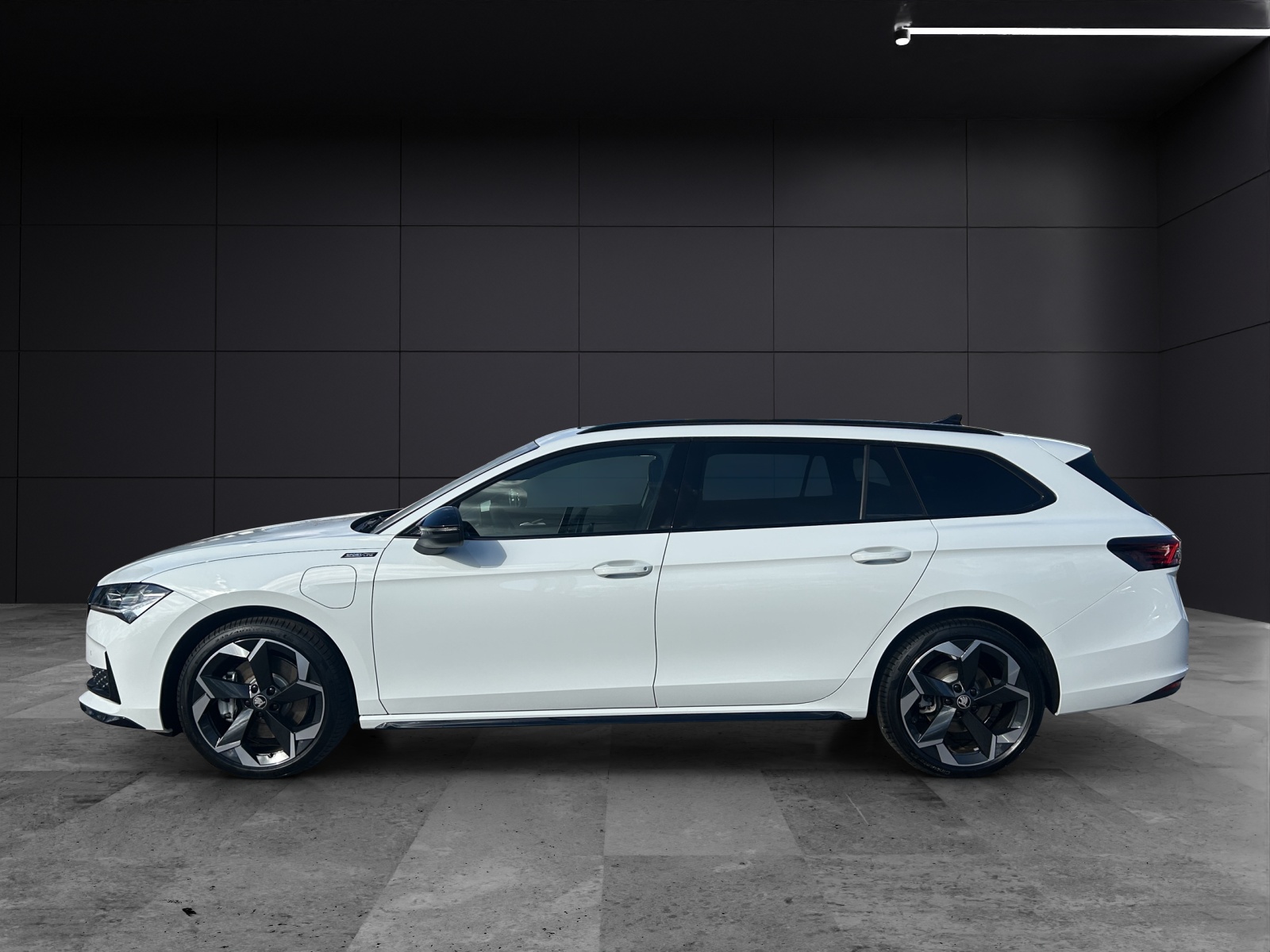 Fahrzeugabbildung SKODA Superb Combi 1.5 TSI iV Sportline DSG AHZV PANO MATRIX HEAD UP ACC