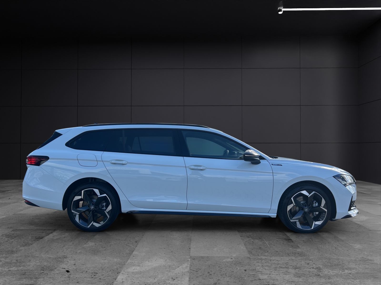 Fahrzeugabbildung SKODA Superb Combi 1.5 TSI iV Sportline DSG AHZV PANO MATRIX HEAD UP ACC
