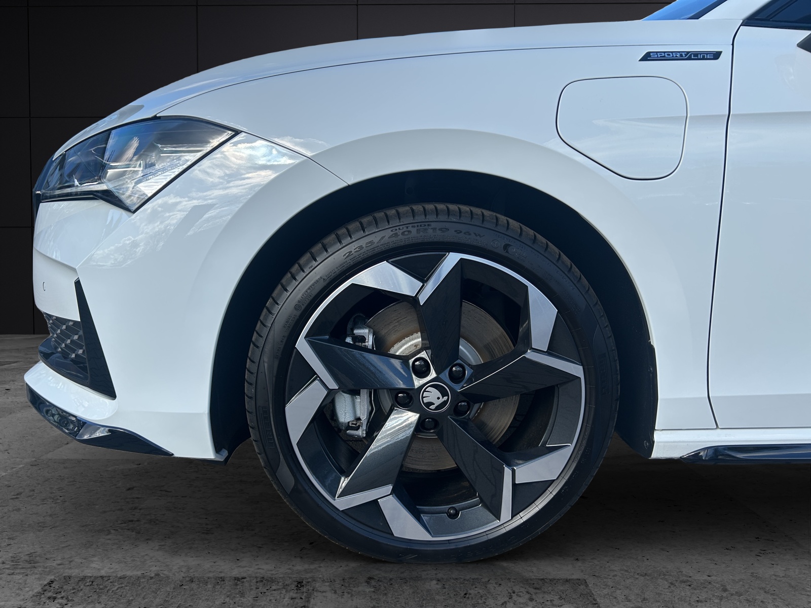 Fahrzeugabbildung SKODA Superb Combi 1.5 TSI iV Sportline DSG AHZV PANO MATRIX HEAD UP ACC