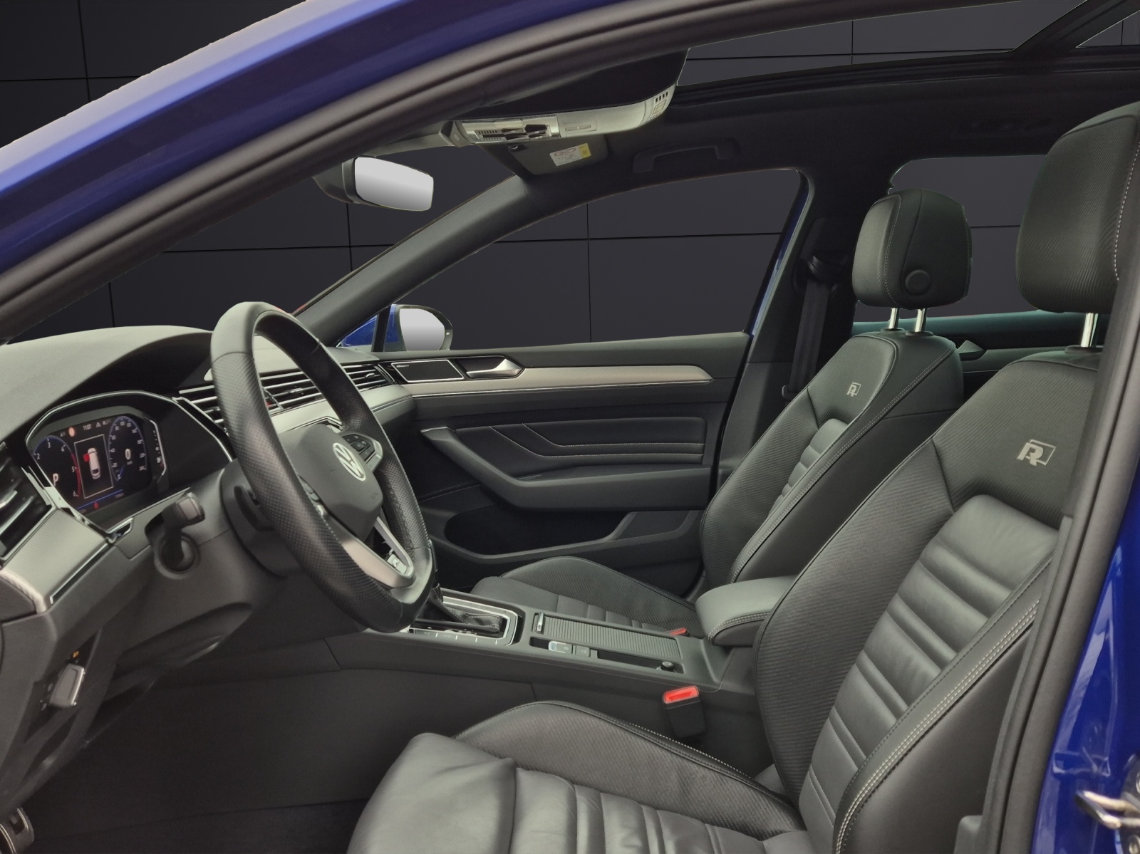 Fahrzeugabbildung Volkswagen Passat Variant TDI R-Line DSG 4Mo Standhzg Matrix Navi Pano AID ACC RFK Leder SH 19