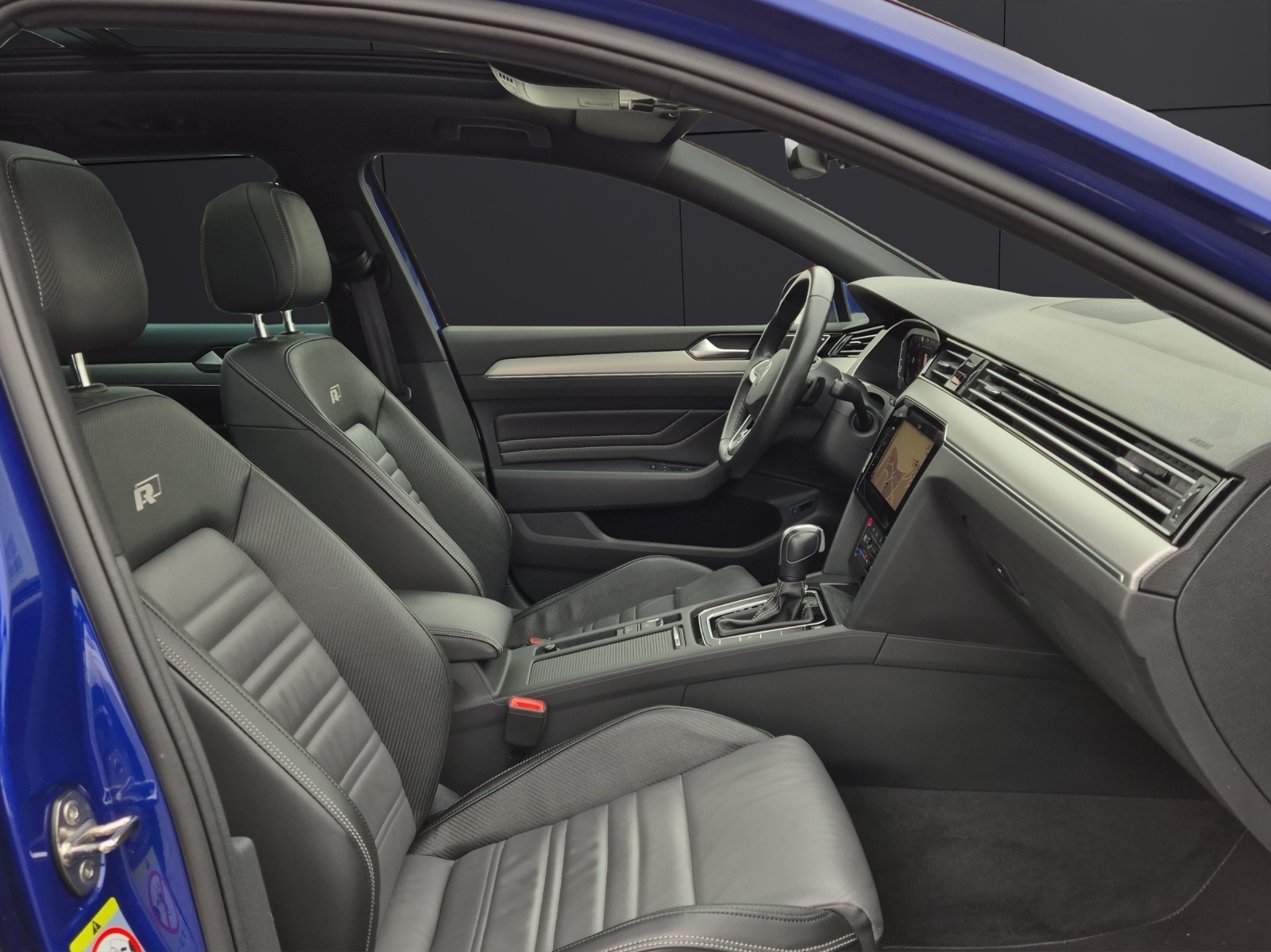 Fahrzeugabbildung Volkswagen Passat Variant TDI R-Line DSG 4Mo Standhzg Matrix Navi Pano AID ACC RFK Leder SH 19