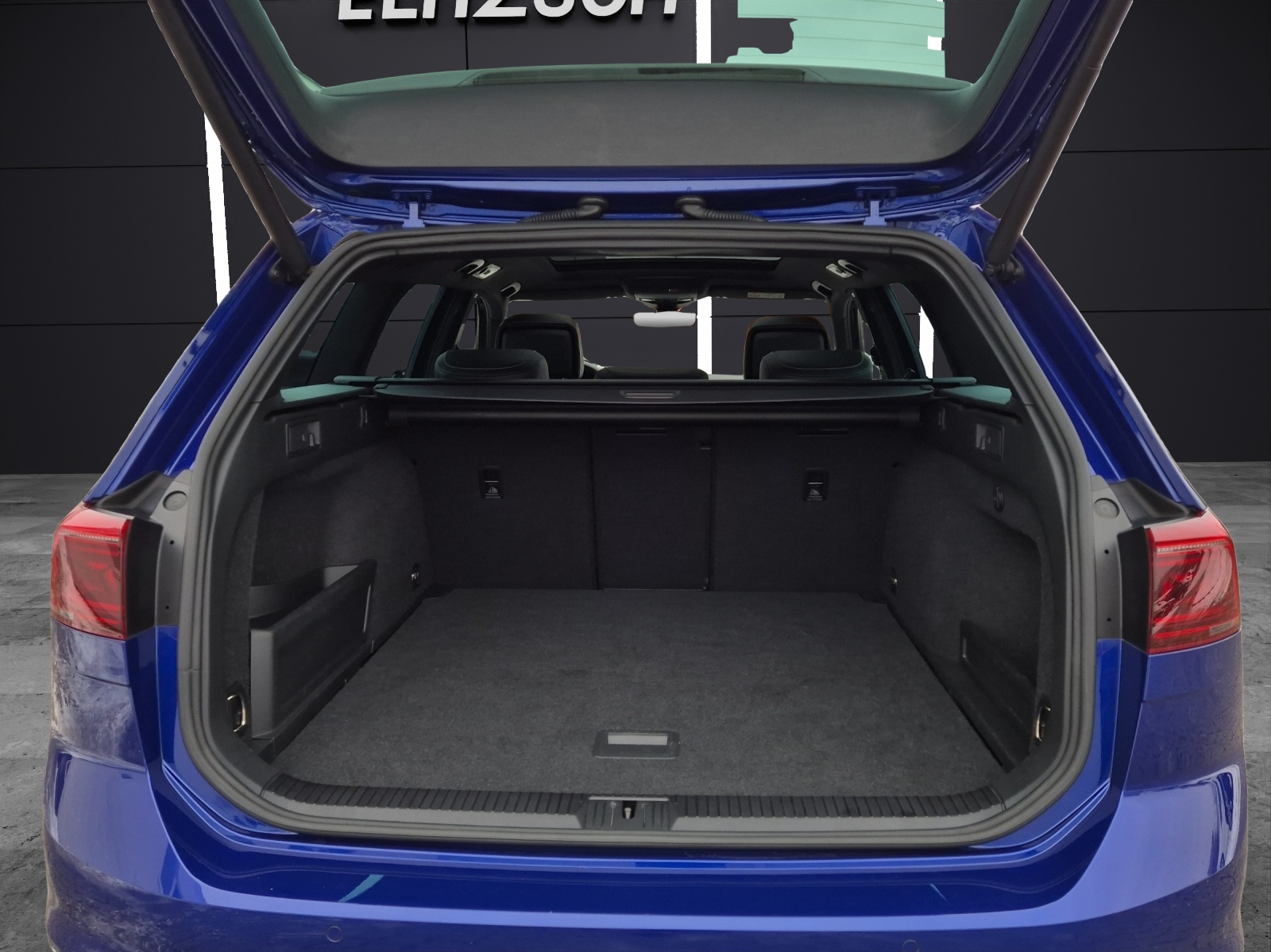 Fahrzeugabbildung Volkswagen Passat Variant TDI R-Line DSG 4Mo Standhzg Matrix Navi Pano AID ACC RFK Leder SH 19