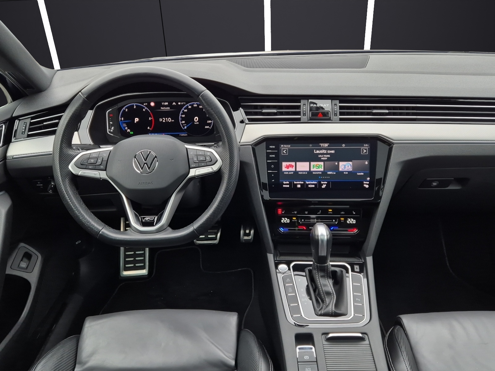 Fahrzeugabbildung Volkswagen Passat Variant TDI R-Line DSG 4Mo Standhzg Matrix Navi Pano AID ACC RFK Leder SH 19