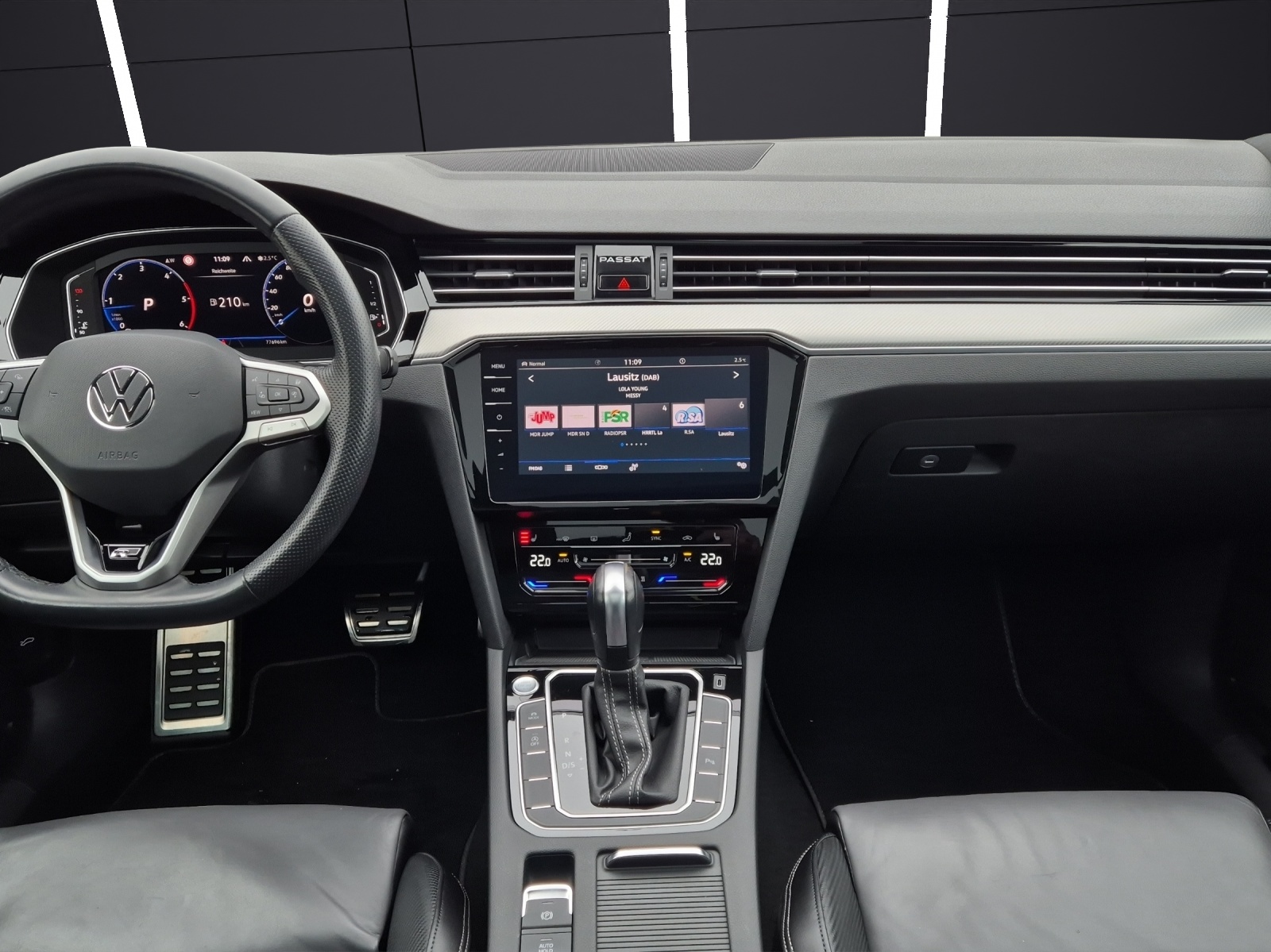 Fahrzeugabbildung Volkswagen Passat Variant TDI R-Line DSG 4Mo Standhzg Matrix Navi Pano AID ACC RFK Leder SH 19