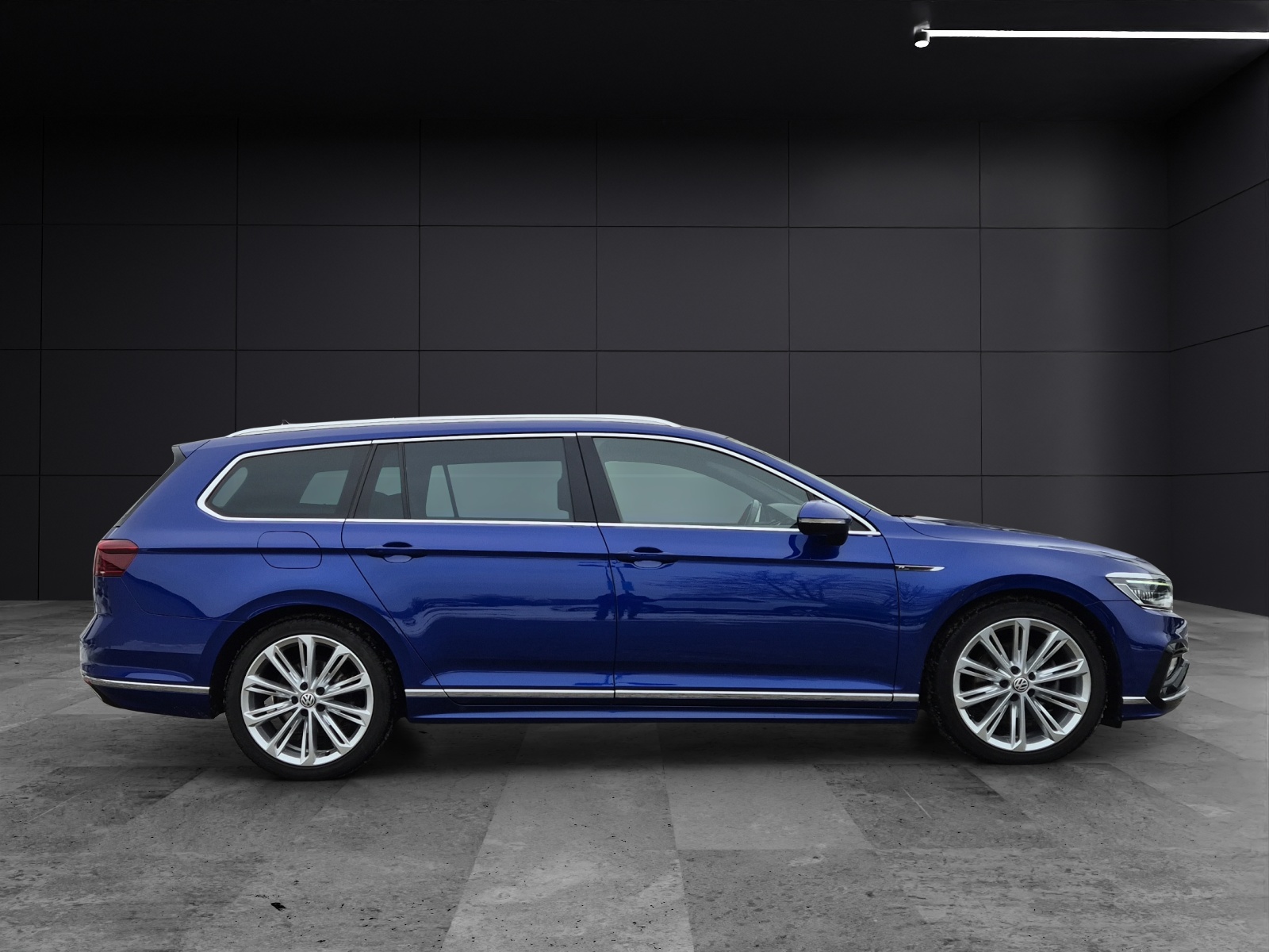 Fahrzeugabbildung Volkswagen Passat Variant TDI R-Line DSG 4Mo Standhzg Matrix Navi Pano AID ACC RFK Leder SH 19