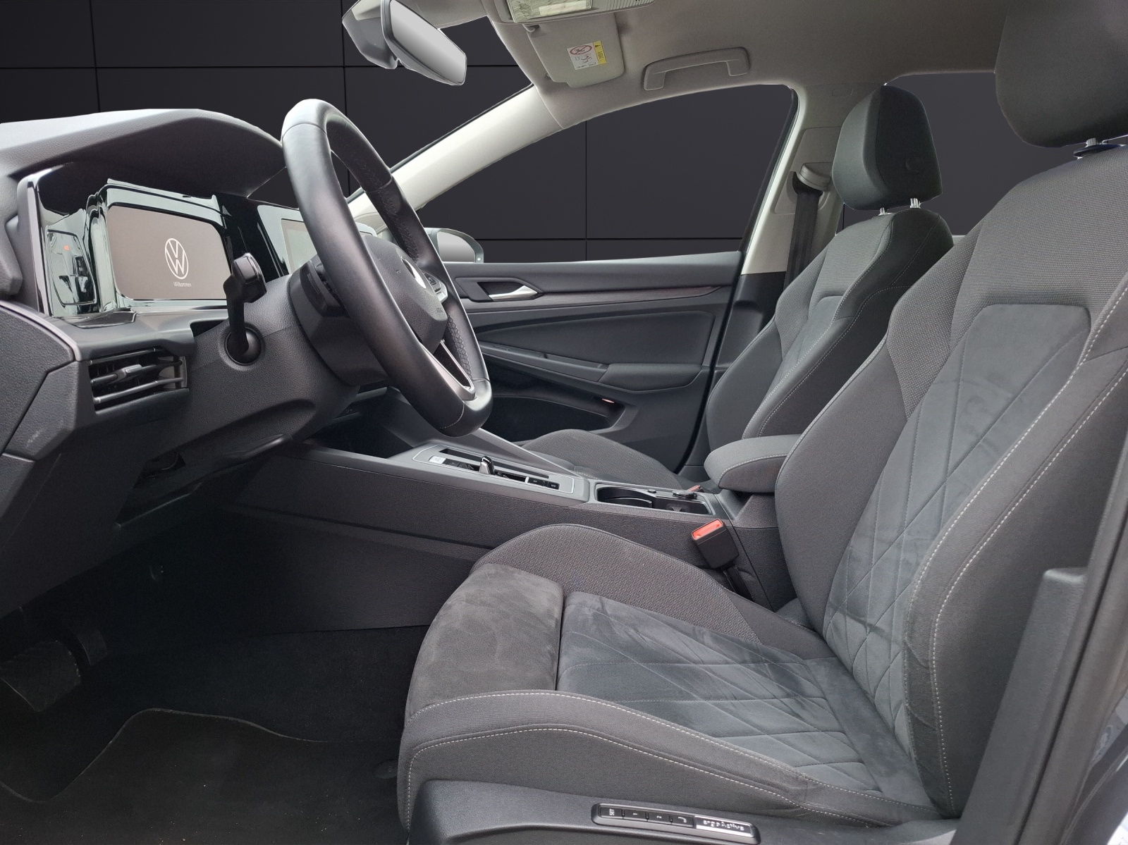 Fahrzeugabbildung Volkswagen Golf VIII Variant TDI Style DSG LED Navi AID ACC Park-Assist SH