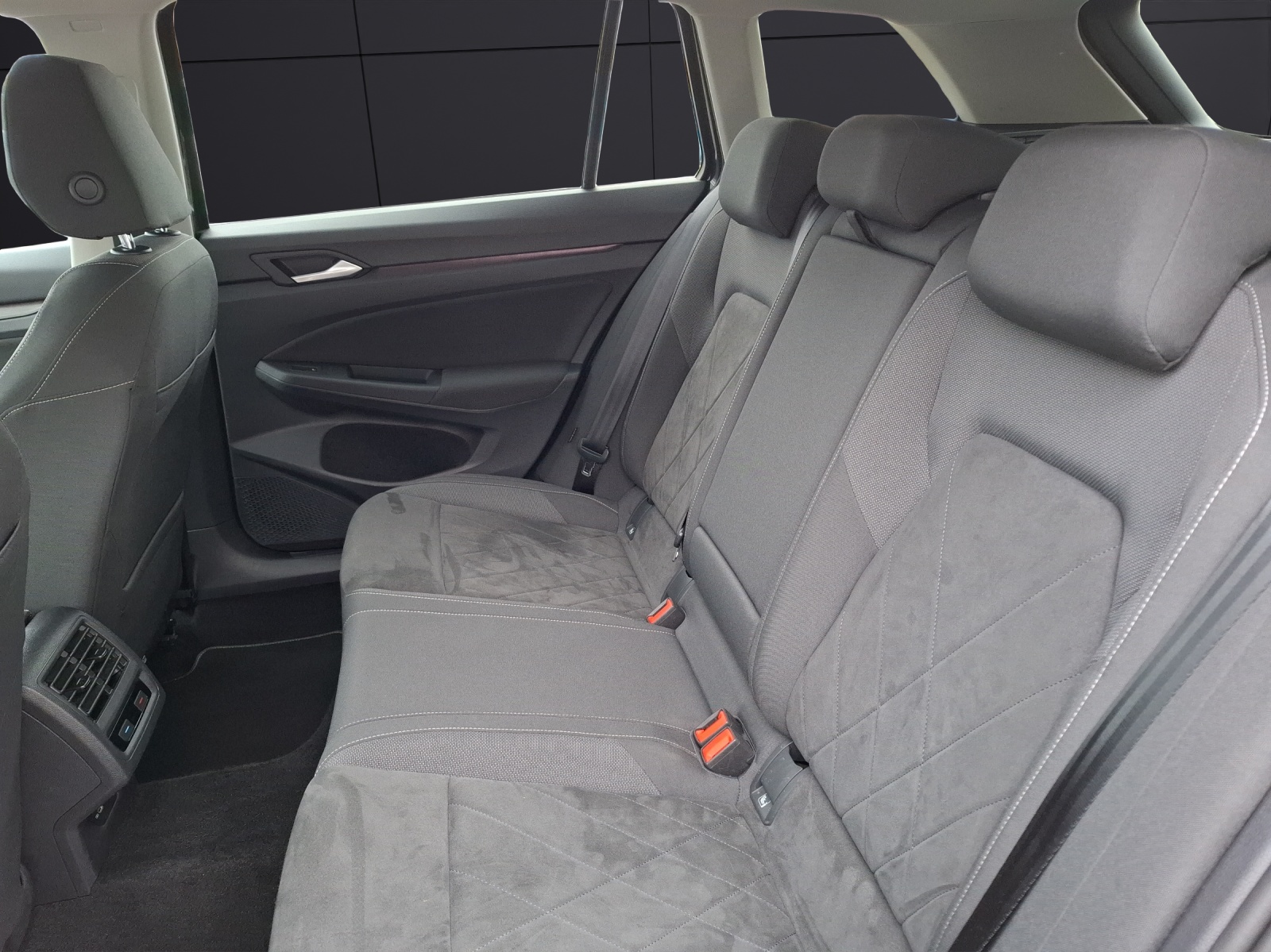 Fahrzeugabbildung Volkswagen Golf VIII Variant TDI Style DSG LED Navi AID ACC Park-Assist SH