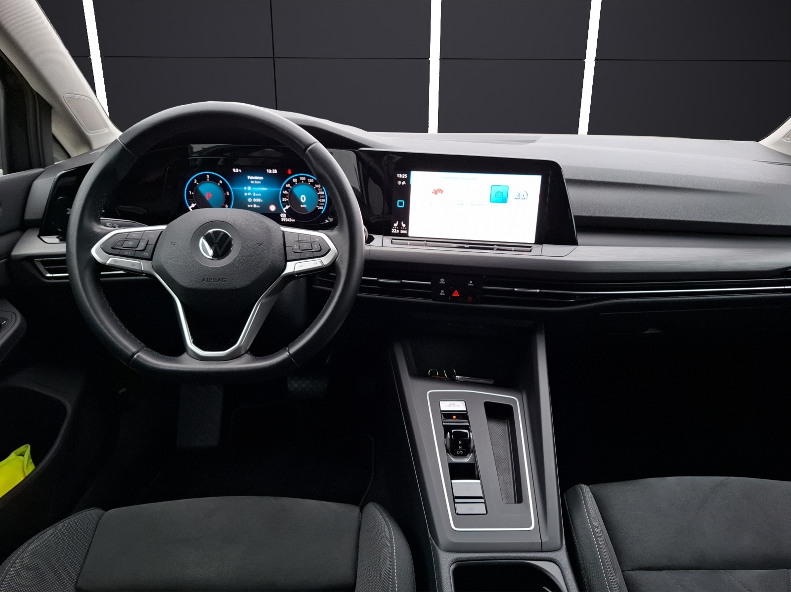 Fahrzeugabbildung Volkswagen Golf VIII Variant TDI Style DSG LED Navi AID ACC Park-Assist SH