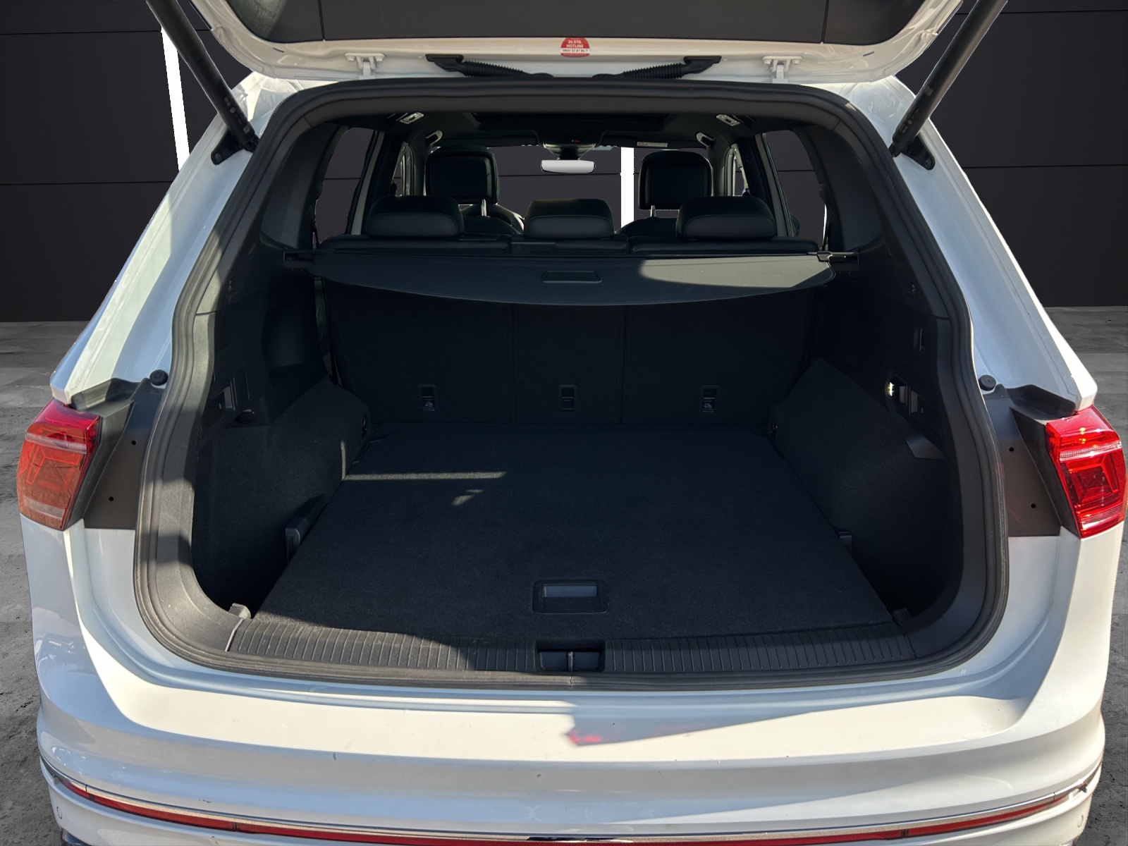 Fahrzeugabbildung Volkswagen Tiguan Allspace R-Line TDI 4M DSG IQ.Light ACC STH SH PANO HuD H&K AppConnect Navi Klima