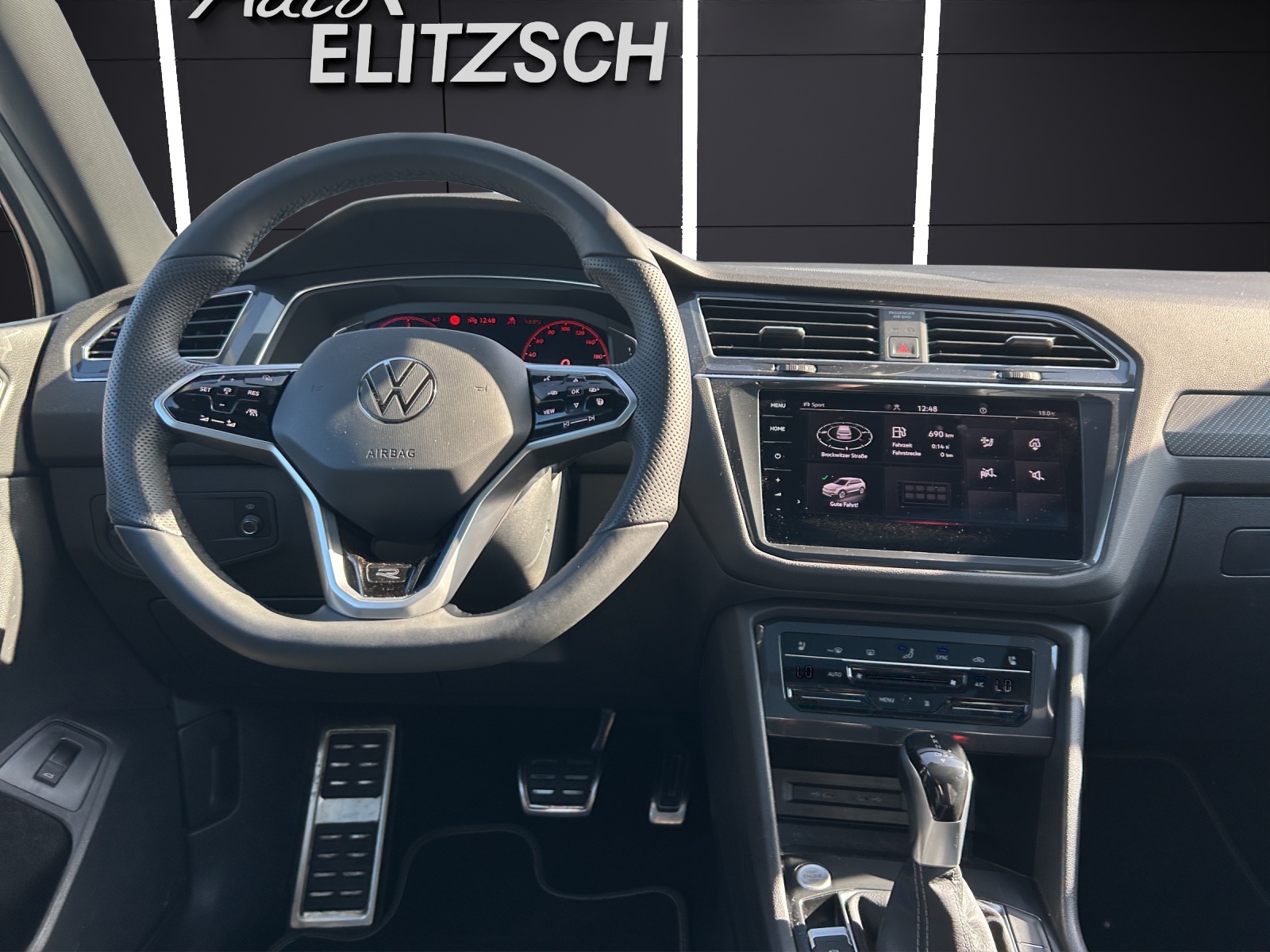 Fahrzeugabbildung Volkswagen Tiguan Allspace R-Line TDI 4M DSG IQ.Light ACC STH SH PANO HuD H&K AppConnect Navi Klima