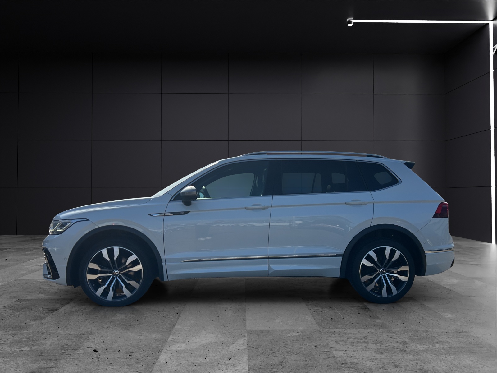 Fahrzeugabbildung Volkswagen Tiguan Allspace R-Line TDI 4M DSG IQ.Light ACC STH SH PANO HuD H&K AppConnect Navi Klima
