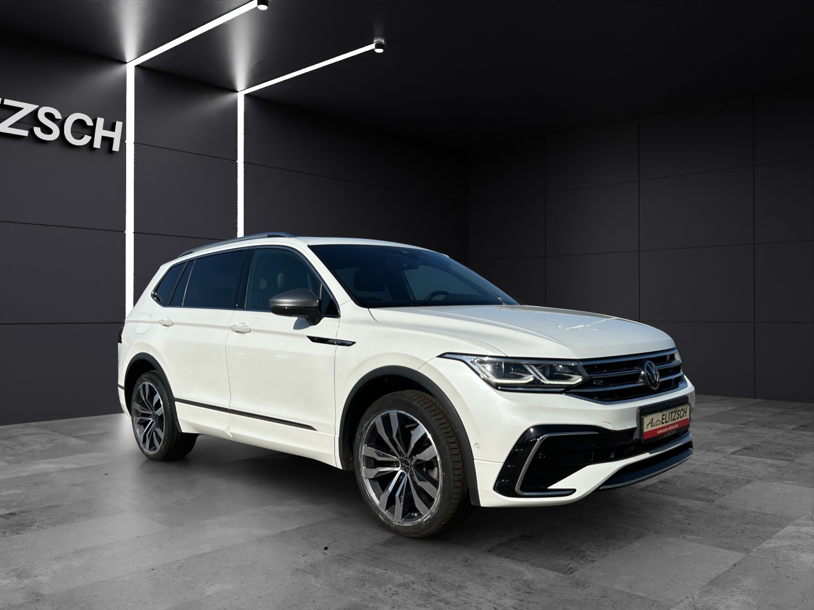 Fahrzeugabbildung Volkswagen Tiguan Allspace R-Line TDI 4M DSG IQ.Light ACC STH SH PANO HuD H&K AppConnect Navi Klima