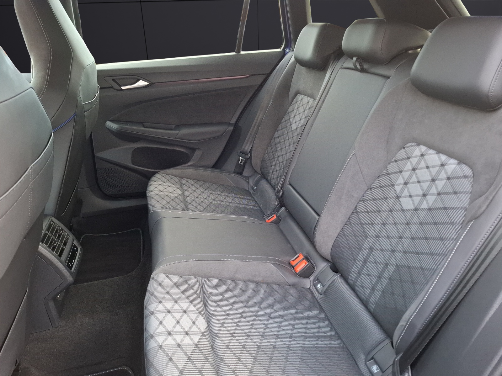 Fahrzeugabbildung Volkswagen Golf VIII Variant TDI R-Line DSG Standhzg LED-plus Navi AID HUD ACC RFK SH