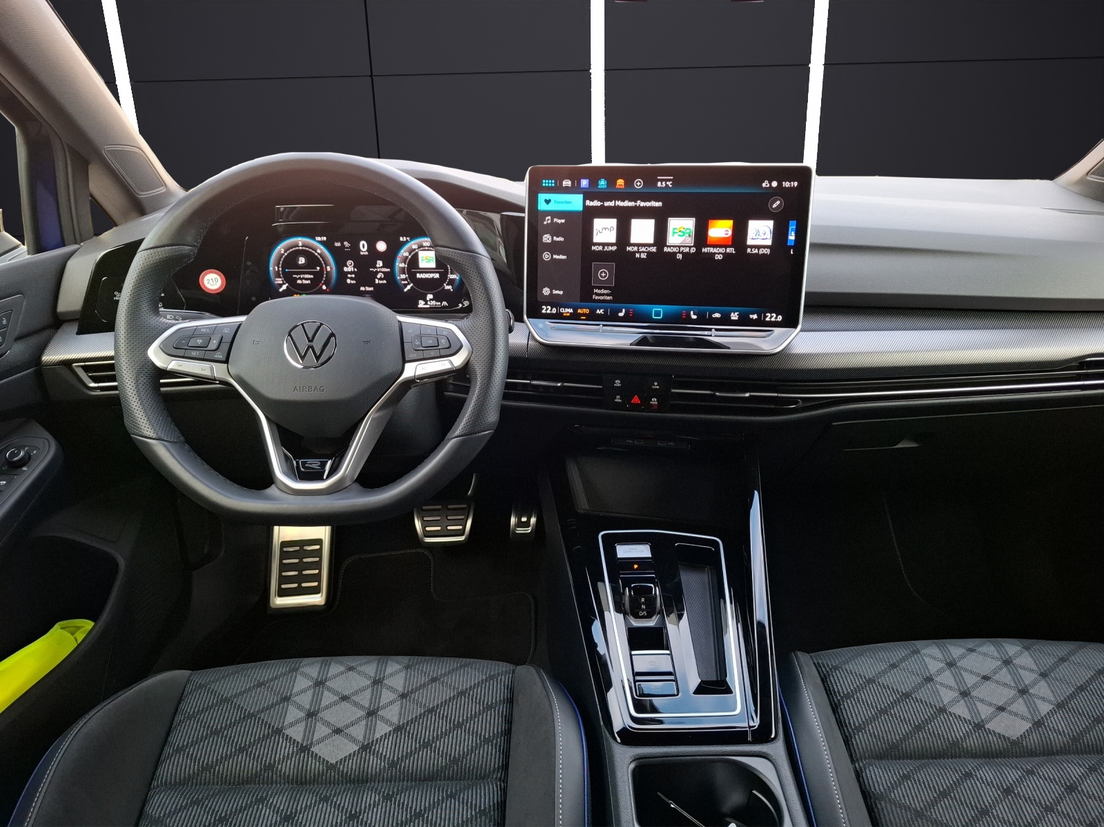 Fahrzeugabbildung Volkswagen Golf VIII Variant TDI R-Line DSG Standhzg LED-plus Navi AID HUD ACC RFK SH