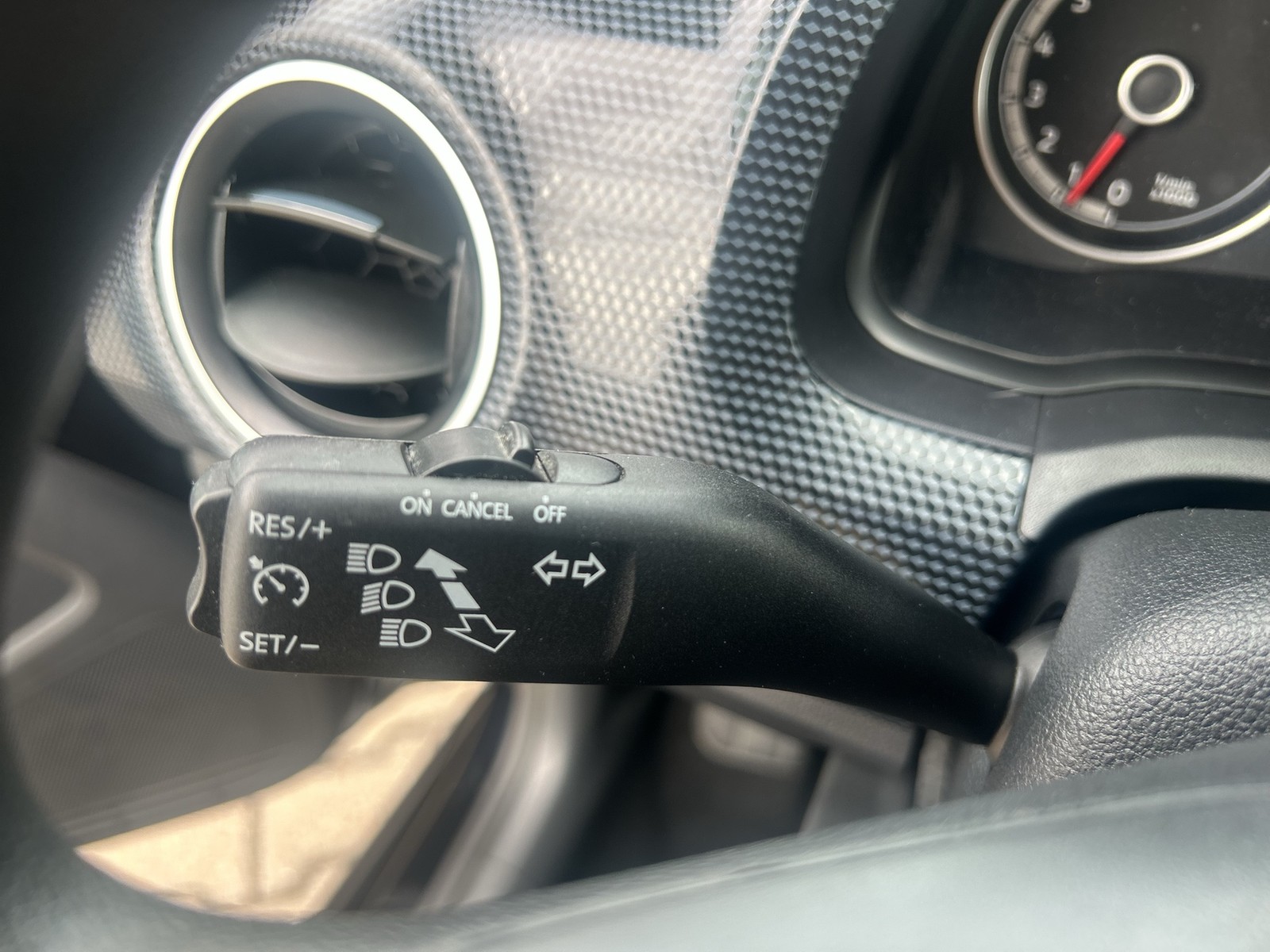 Fahrzeugabbildung Volkswagen up! 1.0 Basis Klima DAB GRA RFK SH