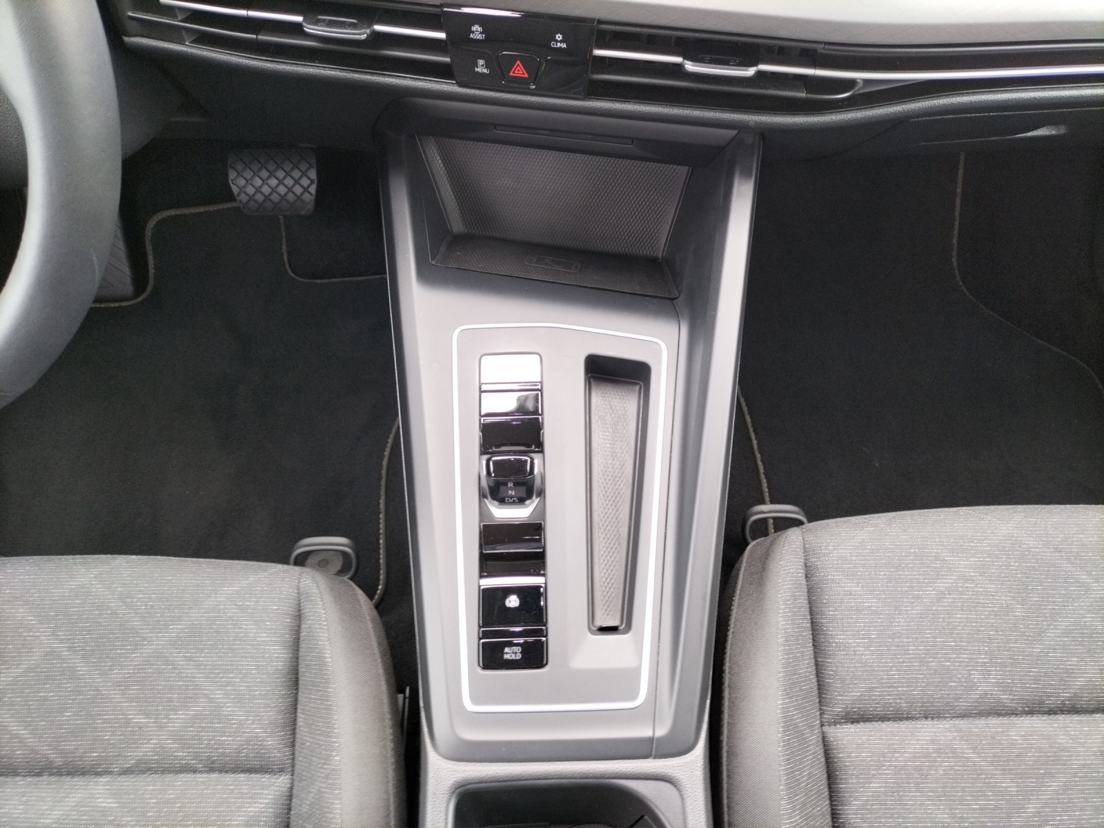 Fahrzeugabbildung Volkswagen Golf VIII TDI Life DSG LED Navi AID ACC PDC SH