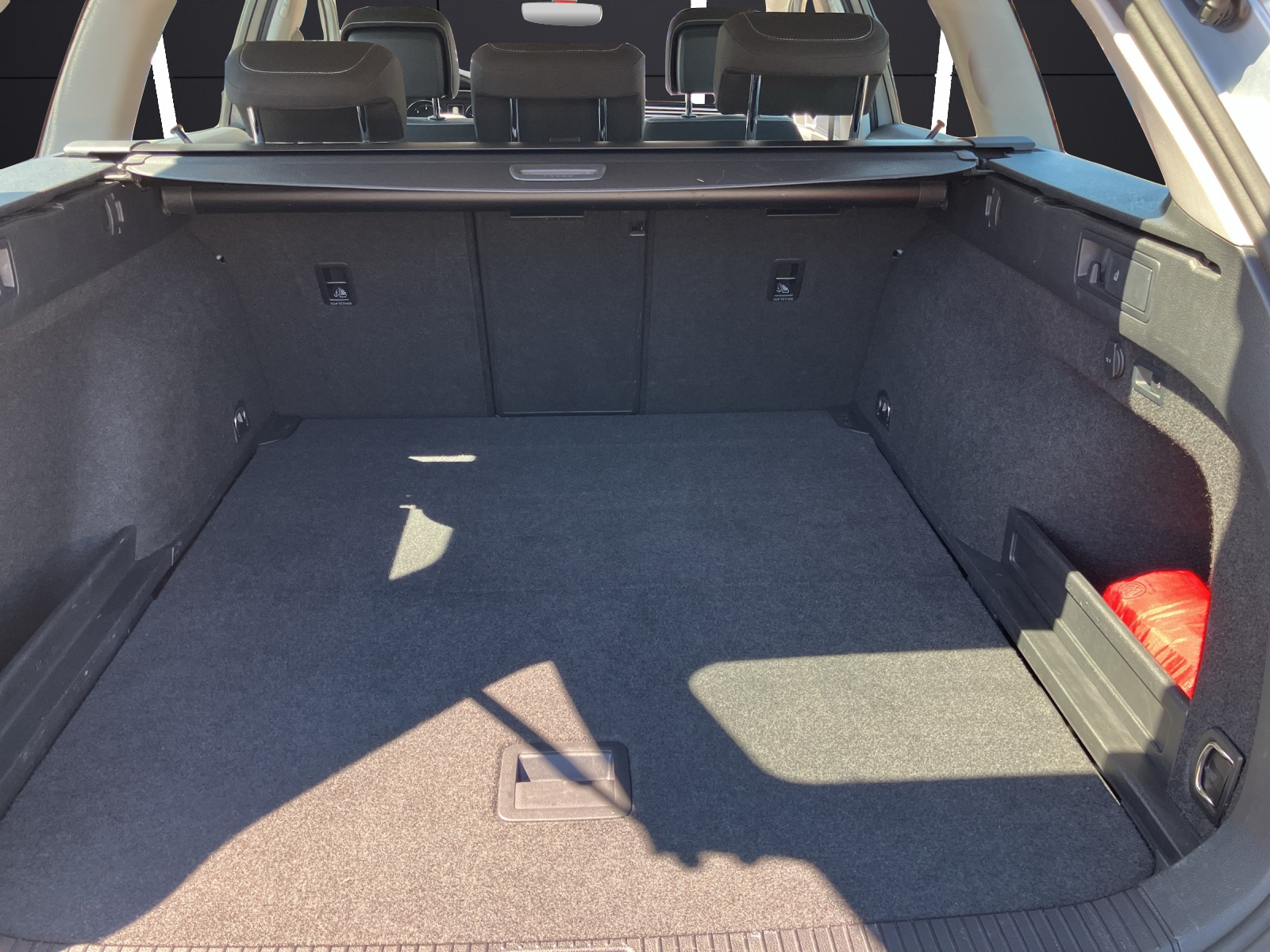 Fahrzeugabbildung Volkswagen Passat Variant TDI Business DSG LED AHK Navi ACC RFK SH