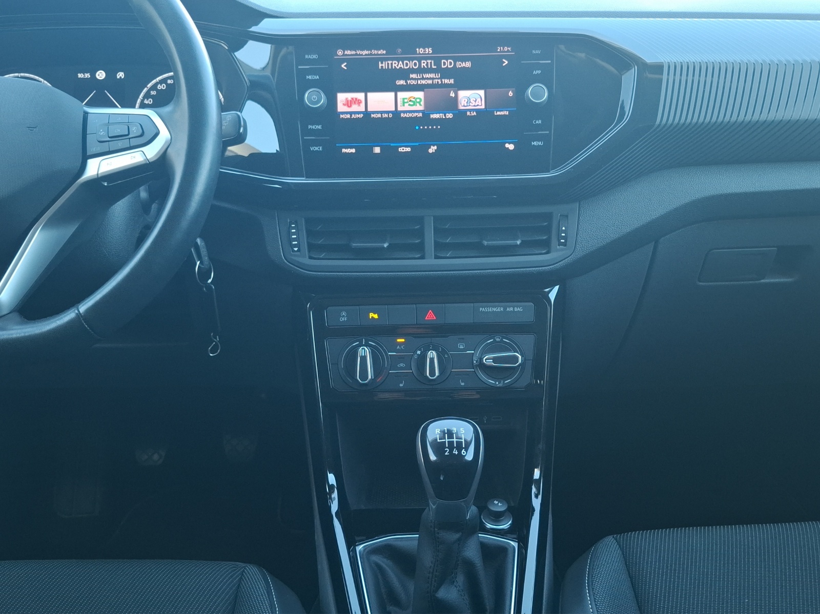 Fahrzeugabbildung Volkswagen T-Cross TSI Life LED Navi Klima GRA PDC SH 17