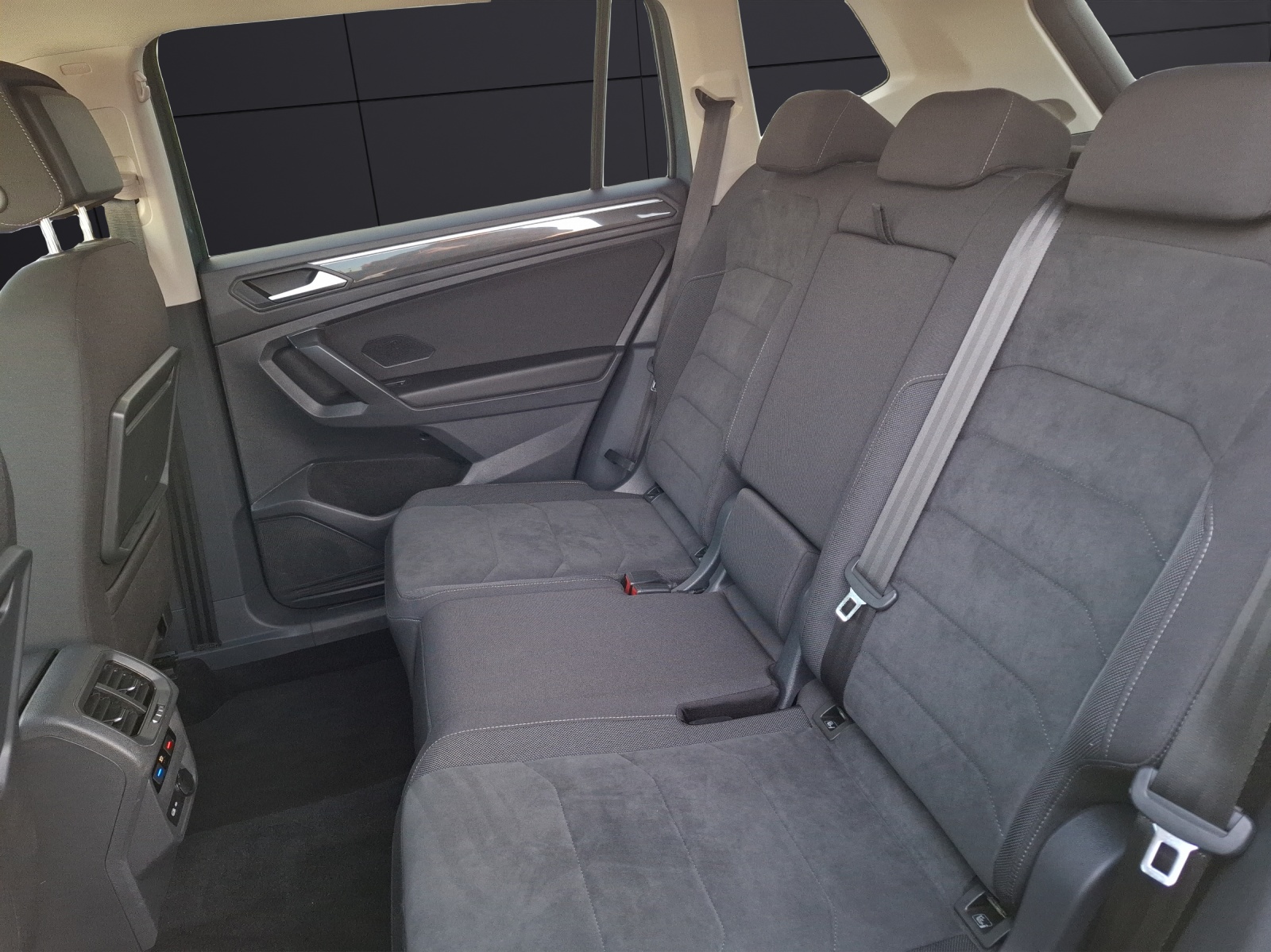 Fahrzeugabbildung Volkswagen Tiguan Allspace TSI Highline DSG LED AHK Navi AID ACC SH 18