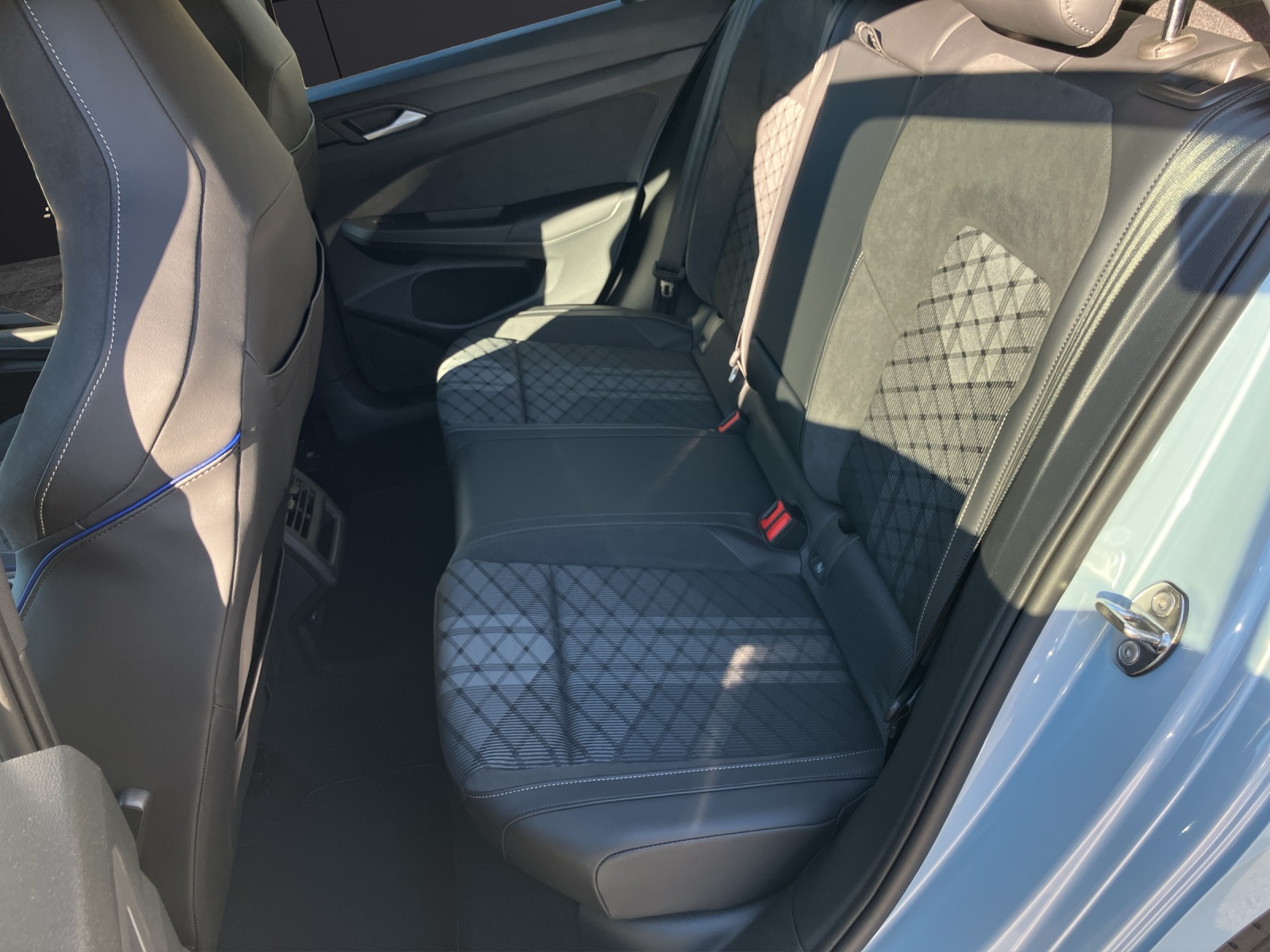 Fahrzeugabbildung Volkswagen Golf R-Line LED NAVI ACC DAB