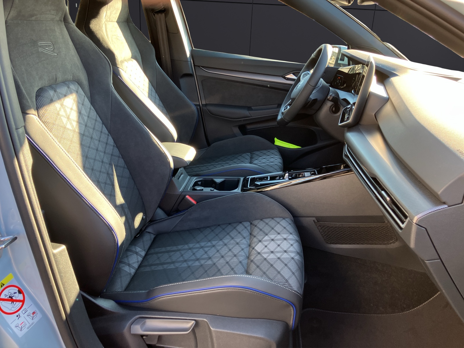 Fahrzeugabbildung Volkswagen Golf R-Line LED NAVI ACC DAB