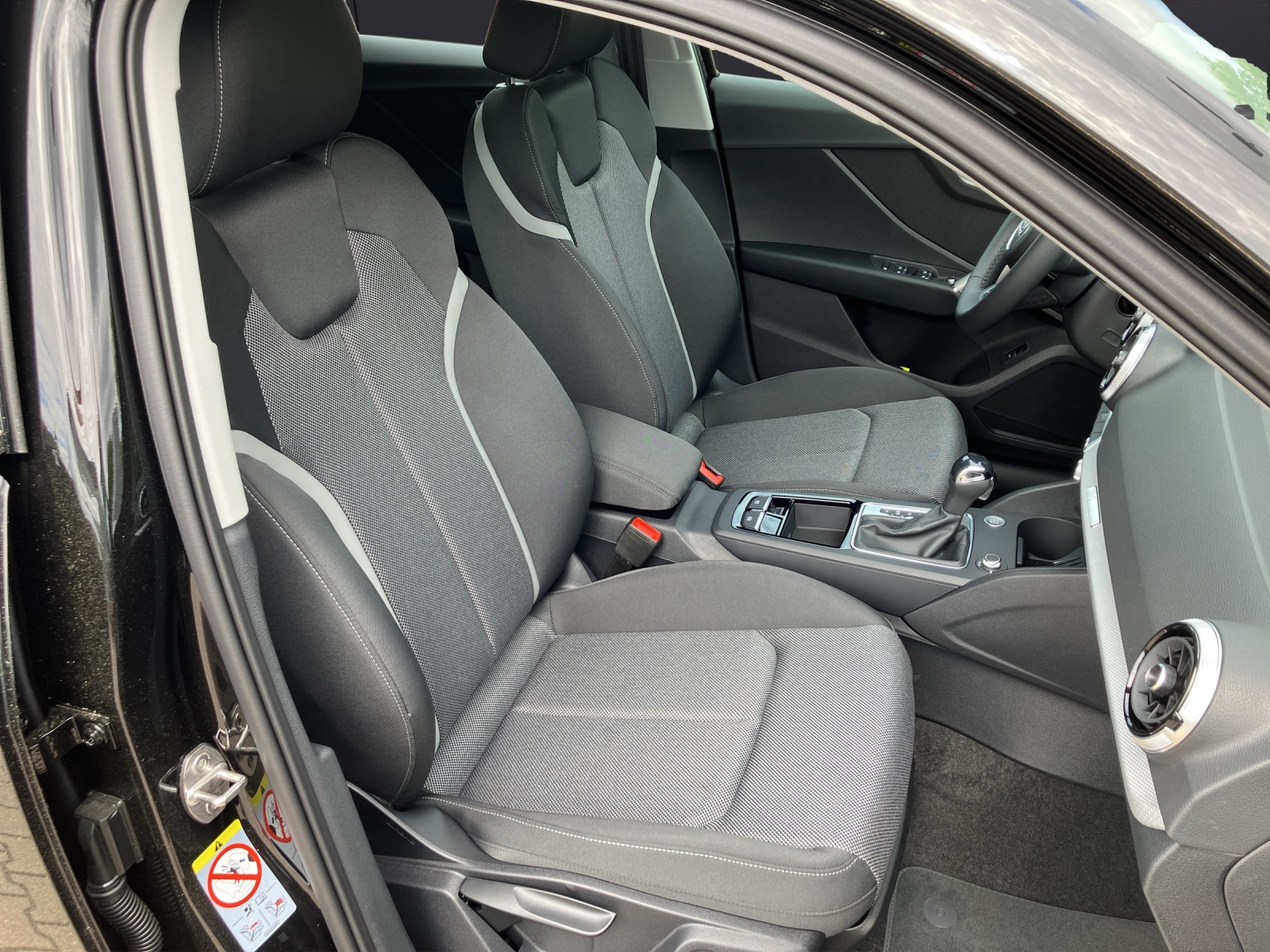 Fahrzeugabbildung Audi Q2 35 TFSI advanced LED, NAVI, DAB