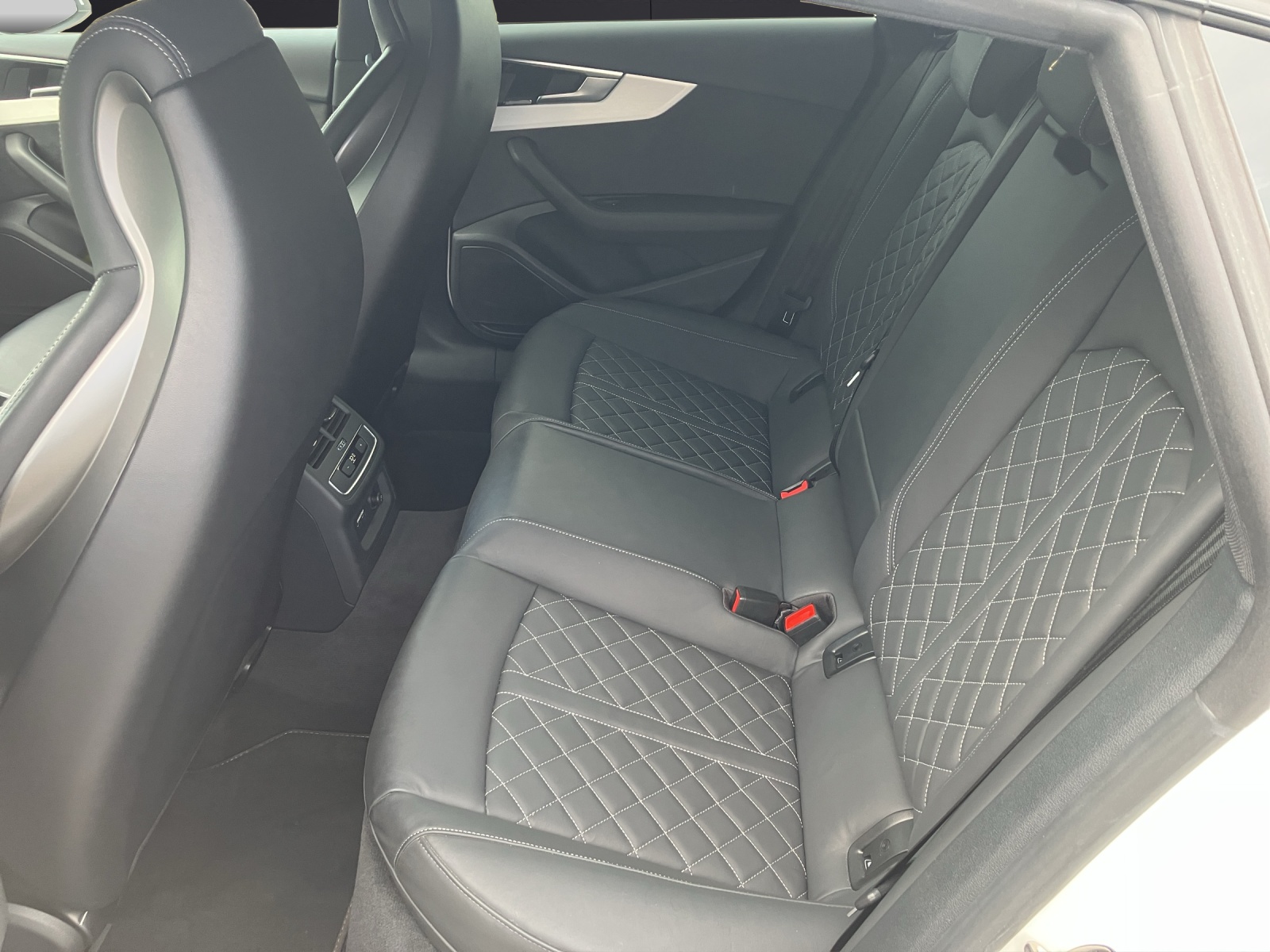 Fahrzeugabbildung Audi A5 Sportback 40 TFSI quattro S line AHZV MATRIX RFK