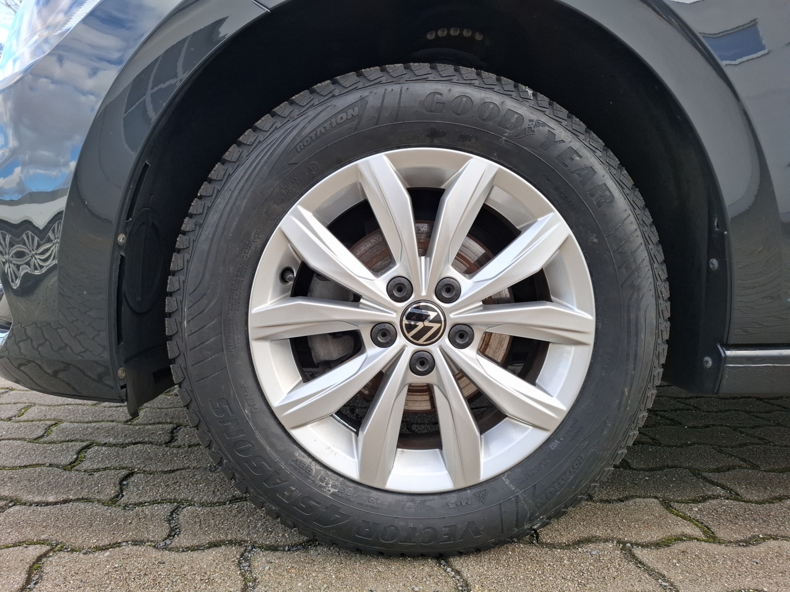 Fahrzeugabbildung Volkswagen Polo TSI Highline LED ACC PDC APP SH LM